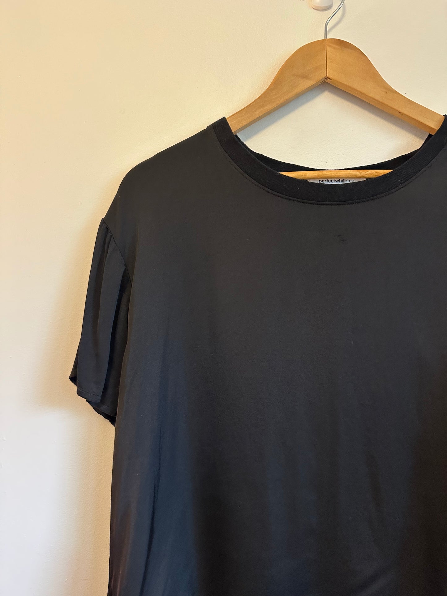 NWT Perfectwhitetee Delphine Luxe Satin Crewneck T-Shirt in Black | Size Large