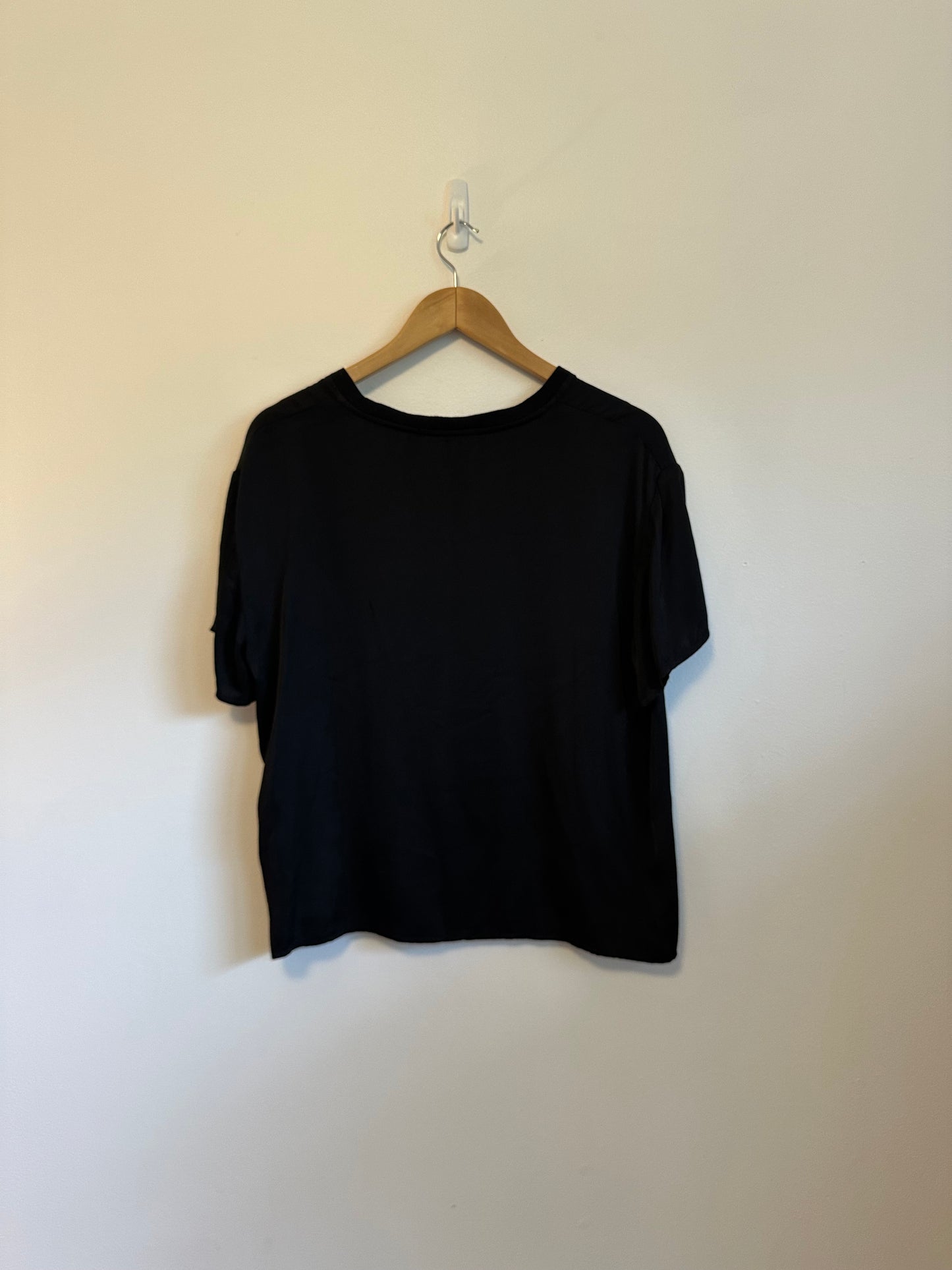 NWT Perfectwhitetee Delphine Luxe Satin Crewneck T-Shirt in Black | Size Large