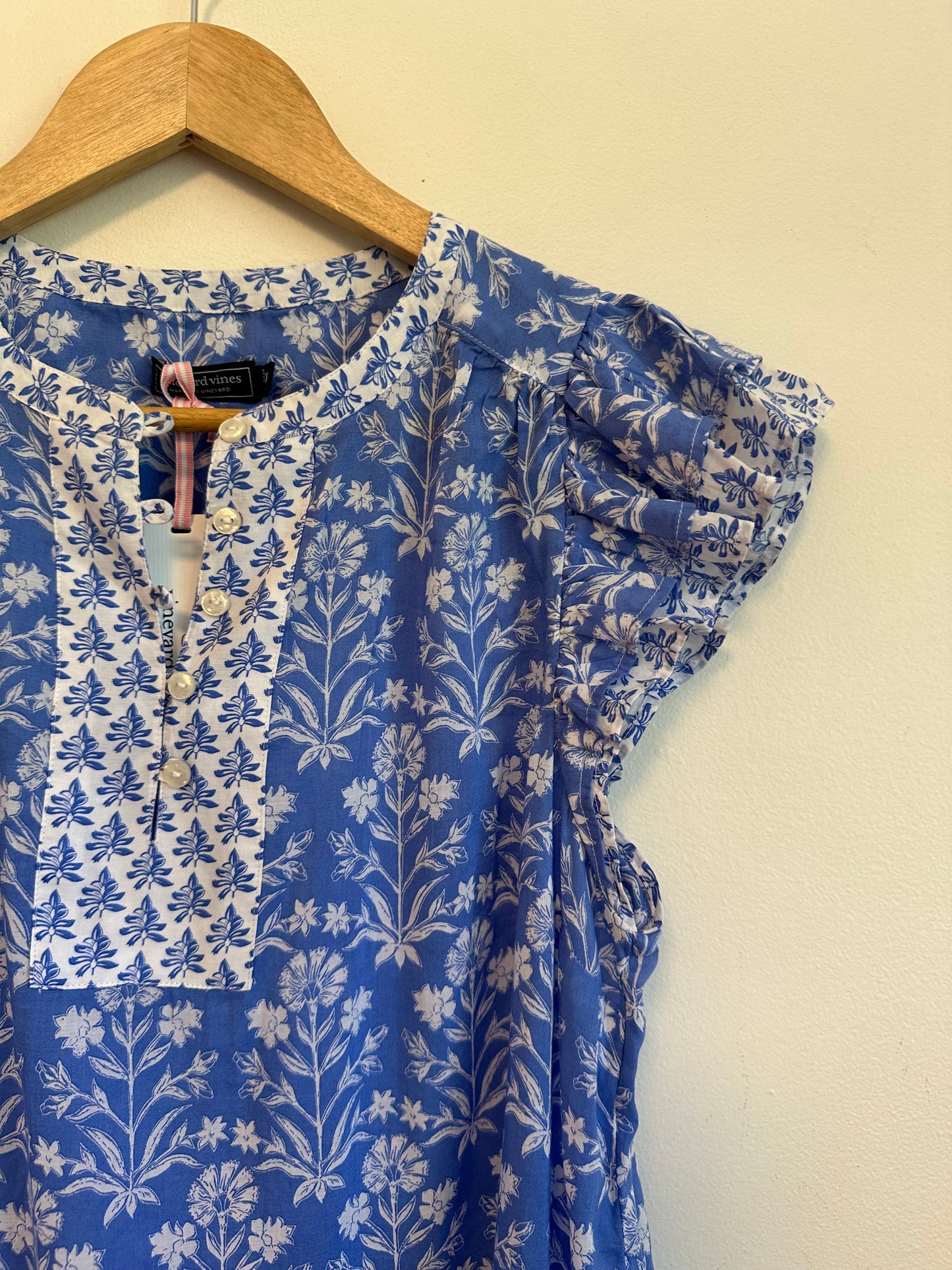 NWT Vineyard Vines Adare Cotton Blend Dobby Top in Blue Floral | Size Small