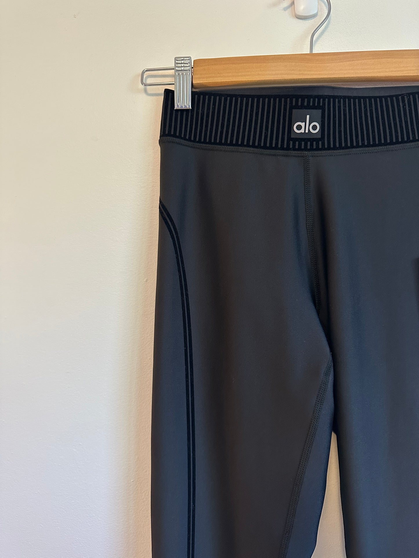 NWT Alo Yoga Airlift High-Waist 7/8 Line Up Legging in Black | Size XXS