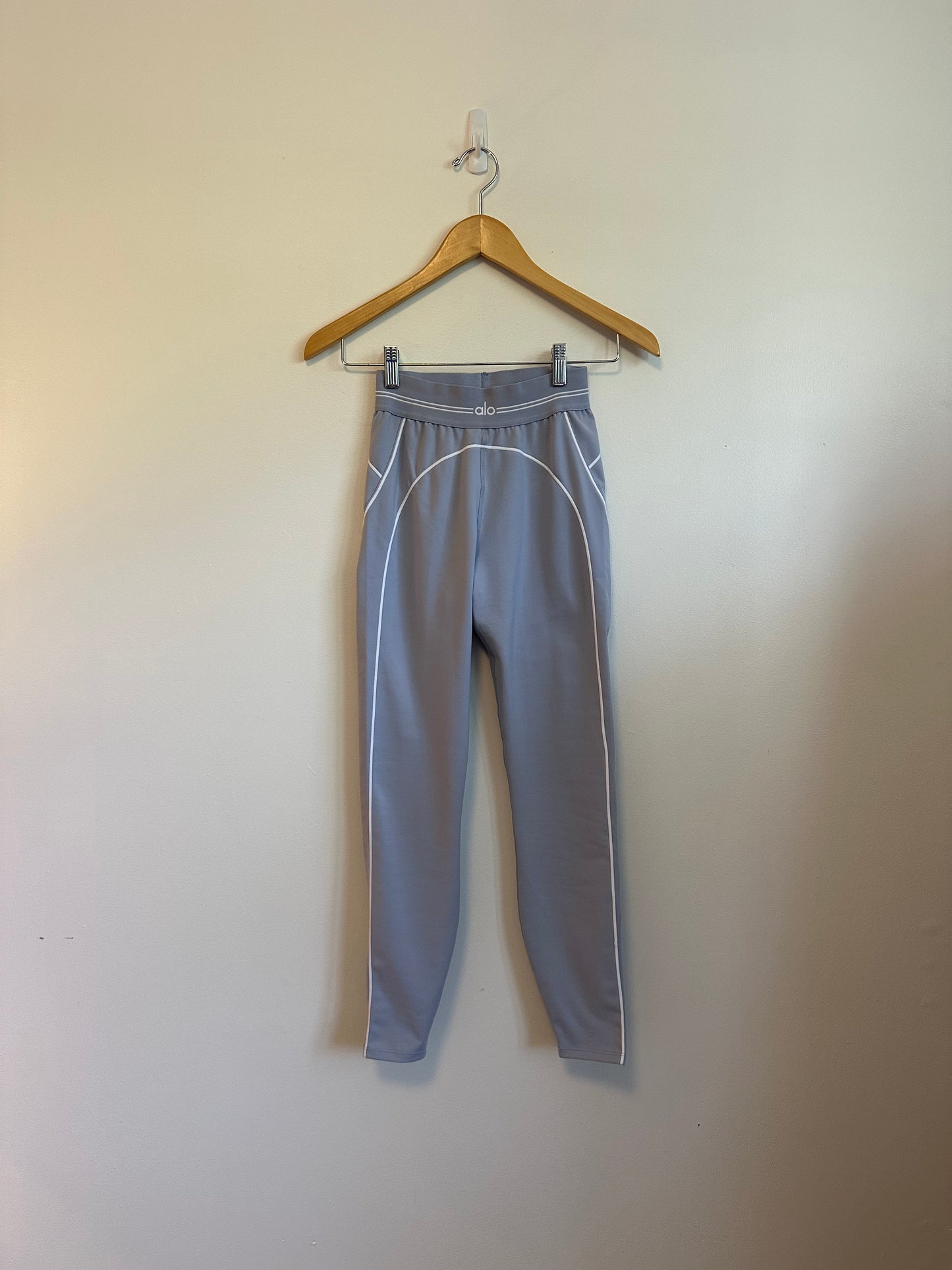 NWT Alo Yoga Airbrush High-Waist 7/8 Heart Throb Legging in Winter Frost Blue