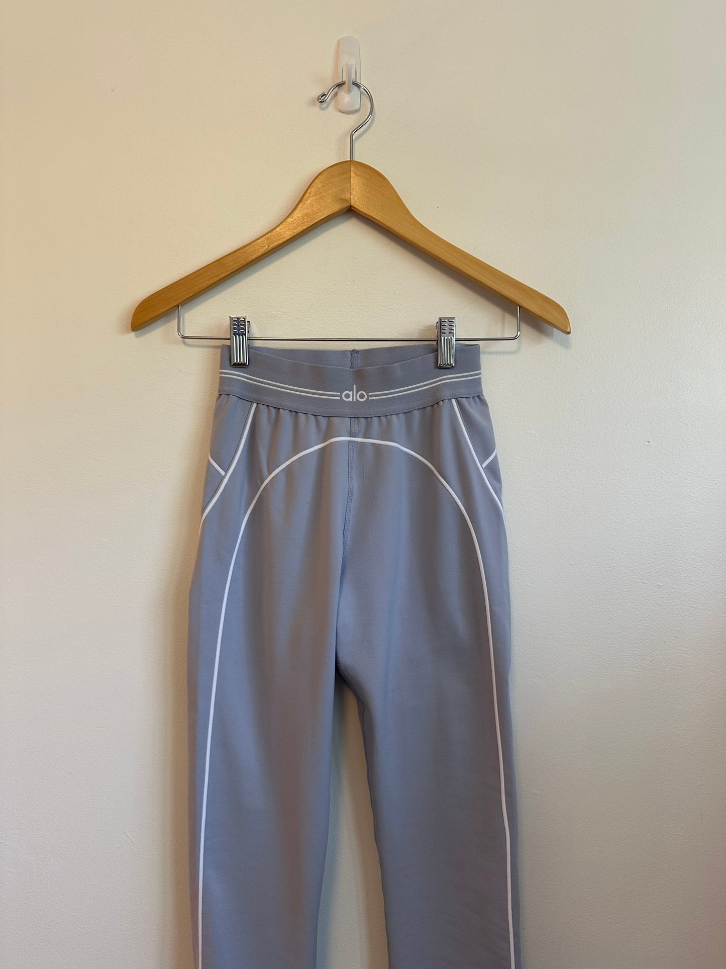 NWT Alo Yoga Airbrush High-Waist 7/8 Heart Throb Legging in Winter Frost Blue