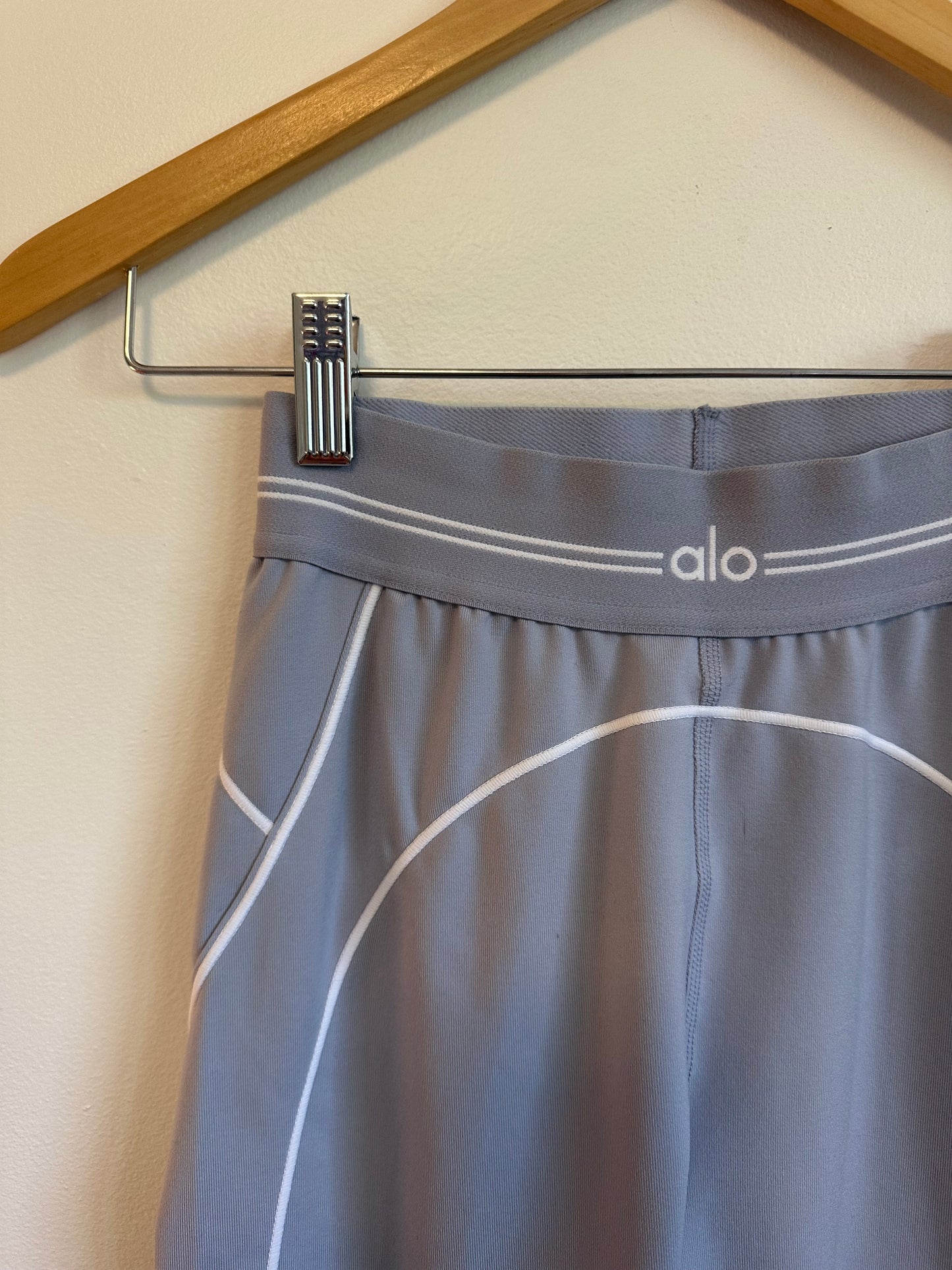 NWT Alo Yoga Airbrush High-Waist 7/8 Heart Throb Legging in Winter Frost Blue