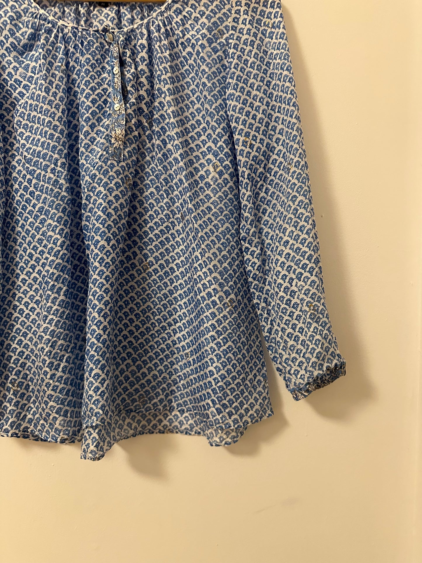 Joshi Blue and White Patterned Lightweight Blouse | Size Medium