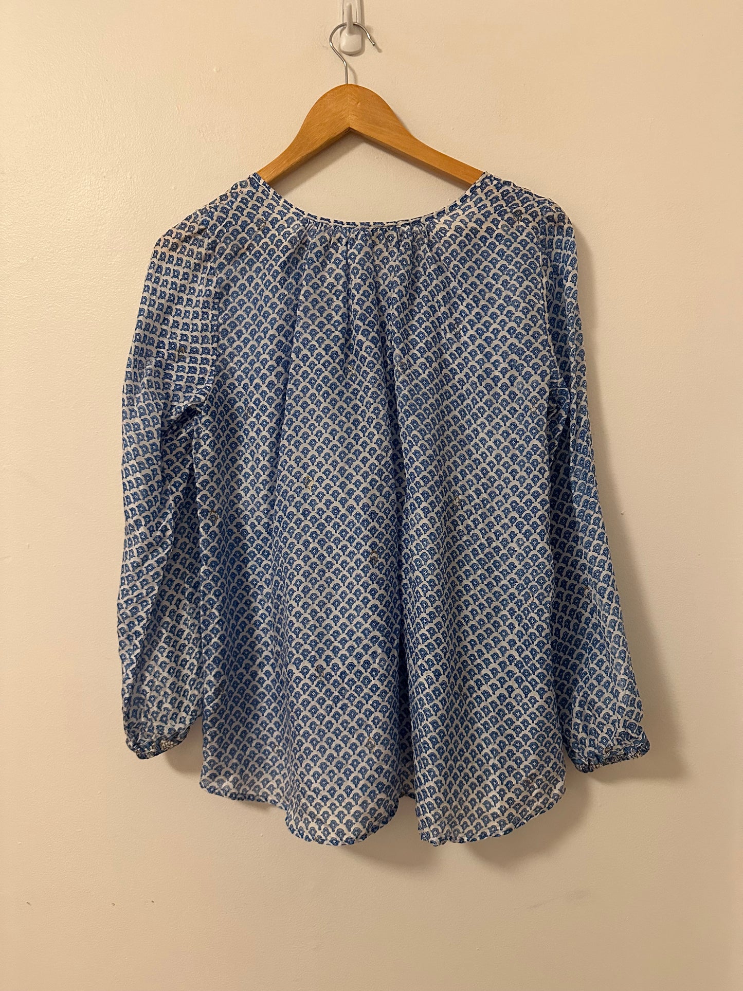 Joshi Blue and White Patterned Lightweight Blouse | Size Medium
