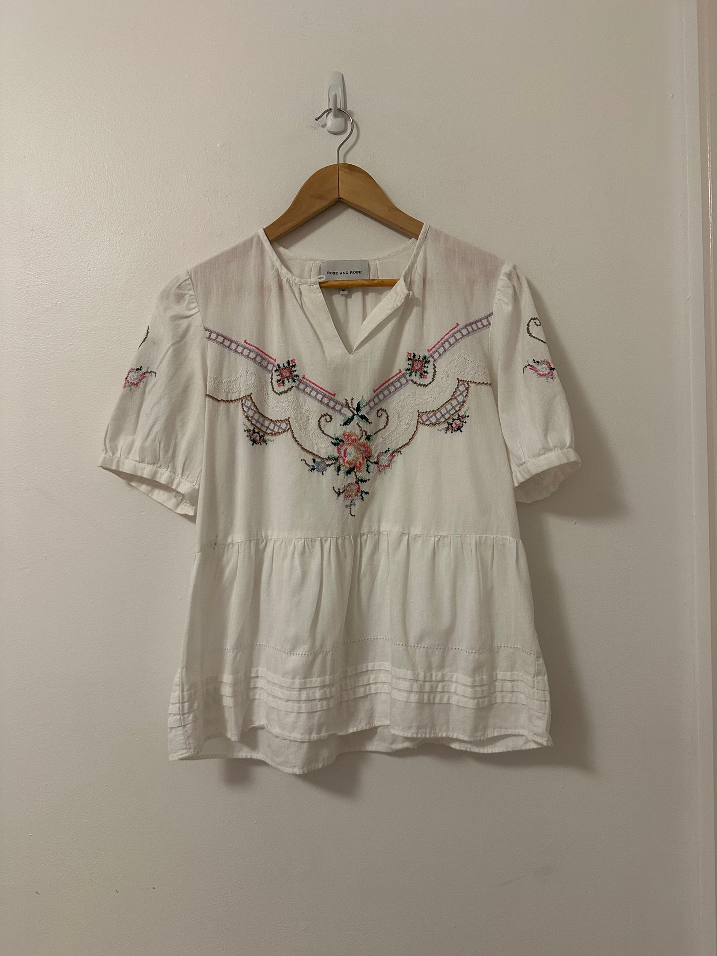 Rose and Rose White Floral Embroidered Peasant Top | Size Small