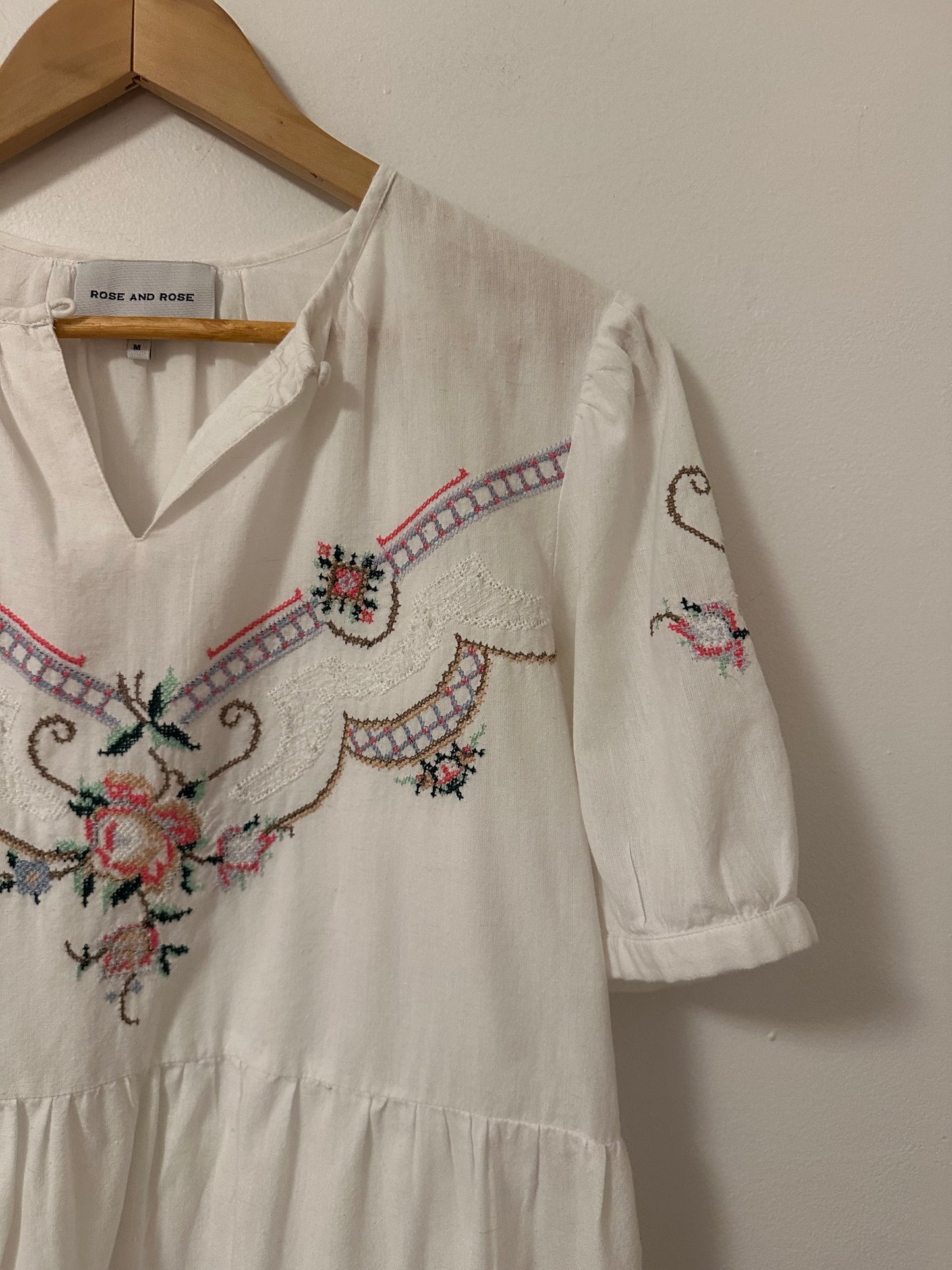 Rose and Rose White Floral Embroidered Peasant Top | Size Small