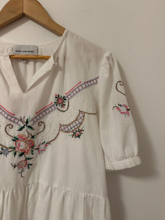 Rose and Rose White Floral Embroidered Peasant Top | Size Small