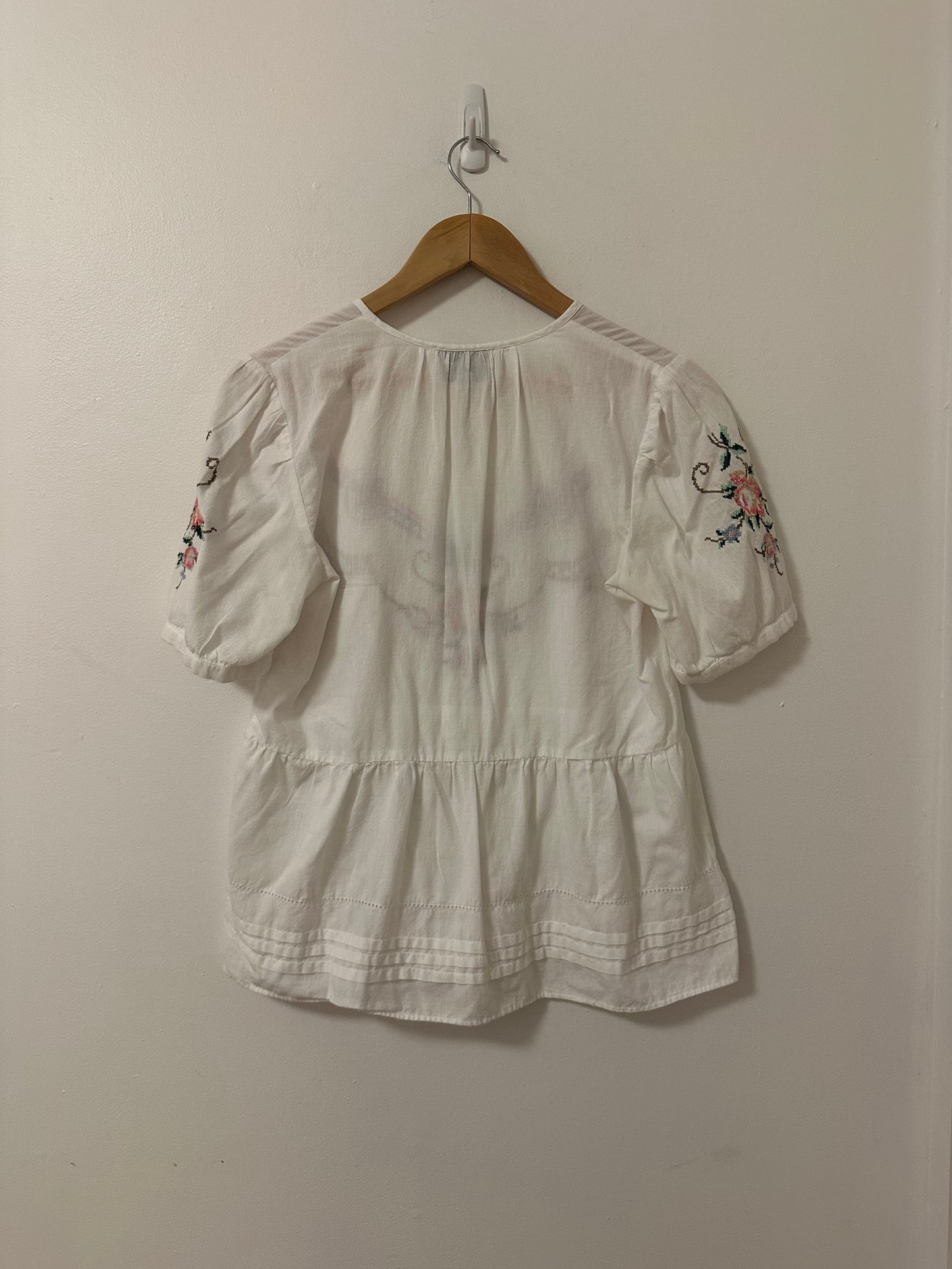Rose and Rose White Floral Embroidered Peasant Top | Size Small