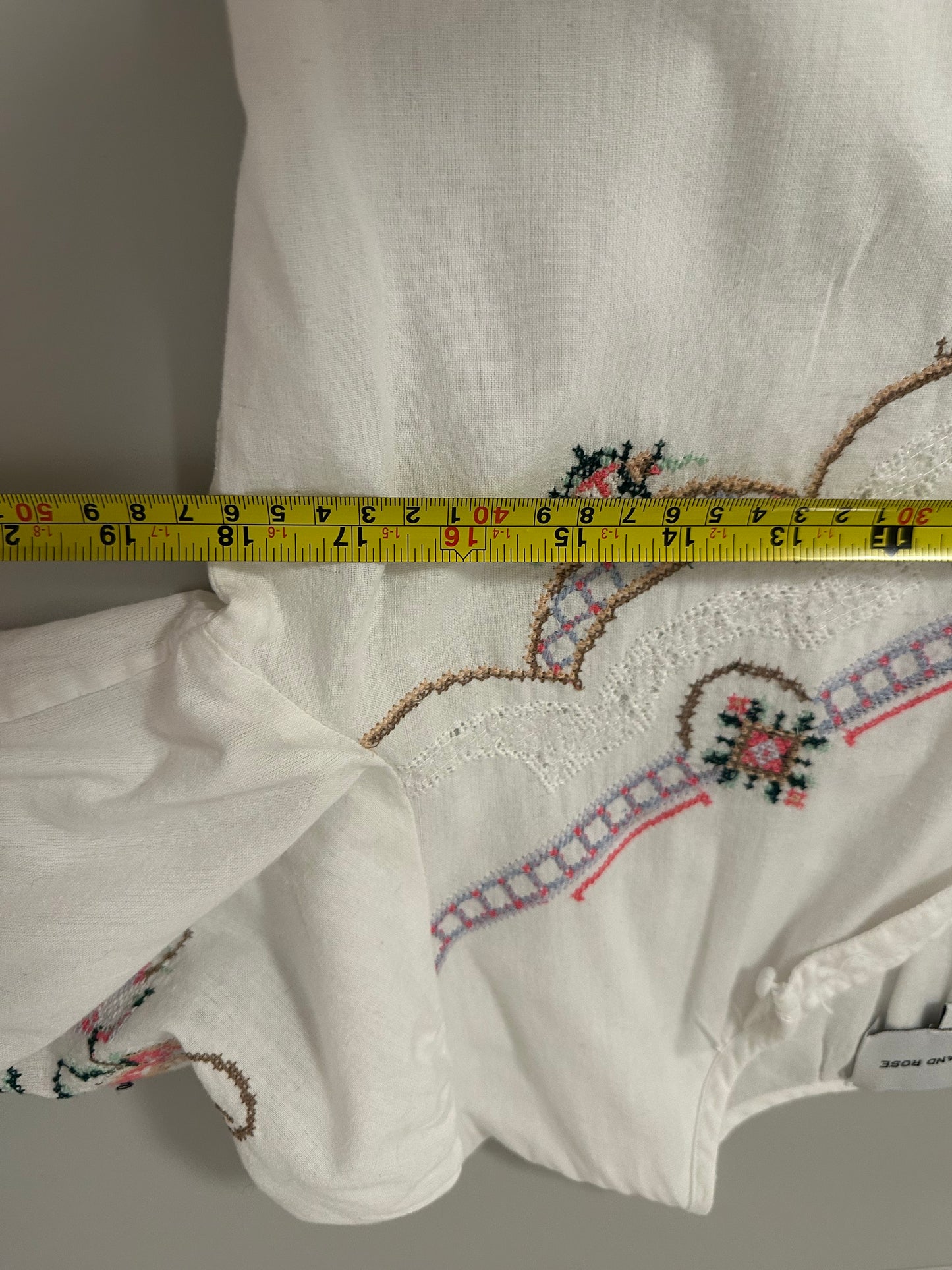 Rose and Rose White Floral Embroidered Peasant Top | Size Small