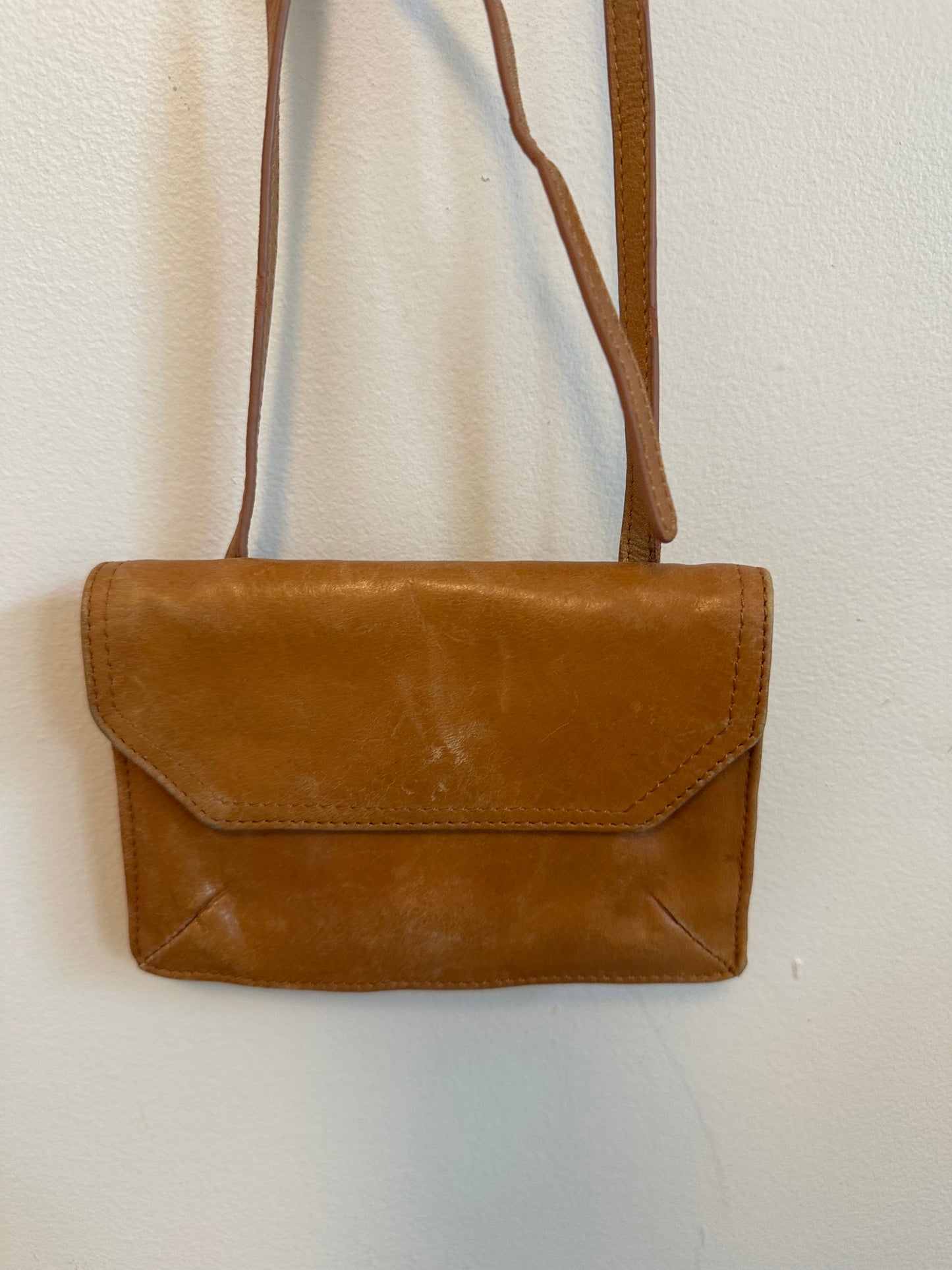 Hobo International Crossbody Wallet in Caramel Leather