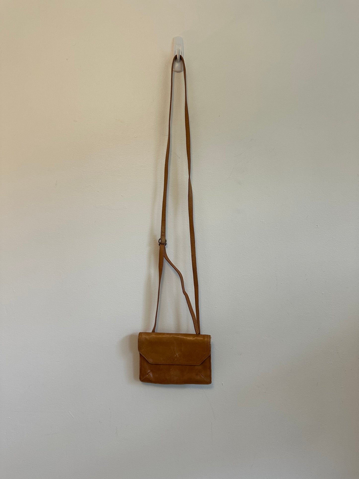 Hobo International Crossbody Wallet in Caramel Leather