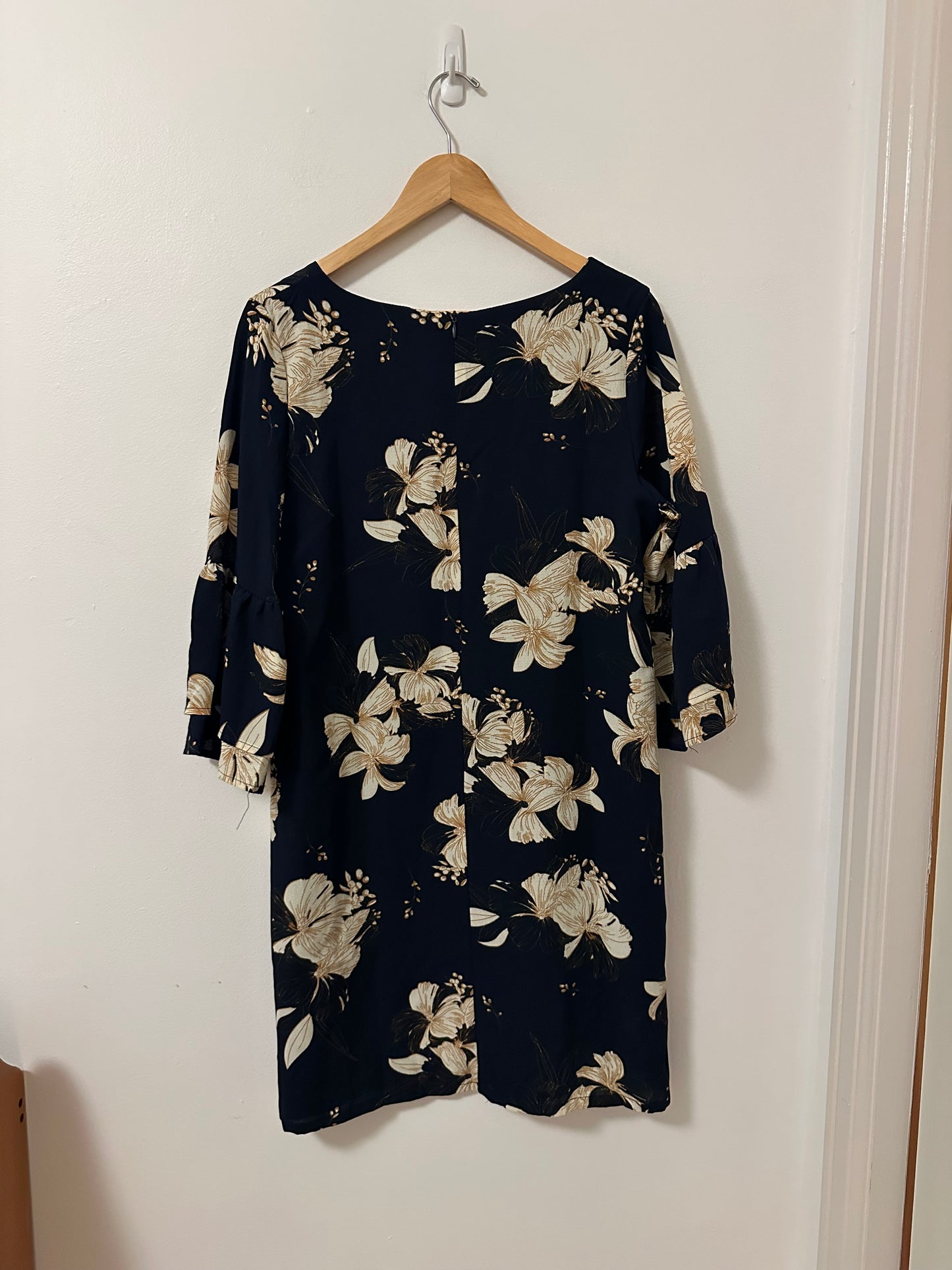 NWT Belongsci V-Neck Bell Sleeve Shift Dress in Navy Blue Floral | Size Medium