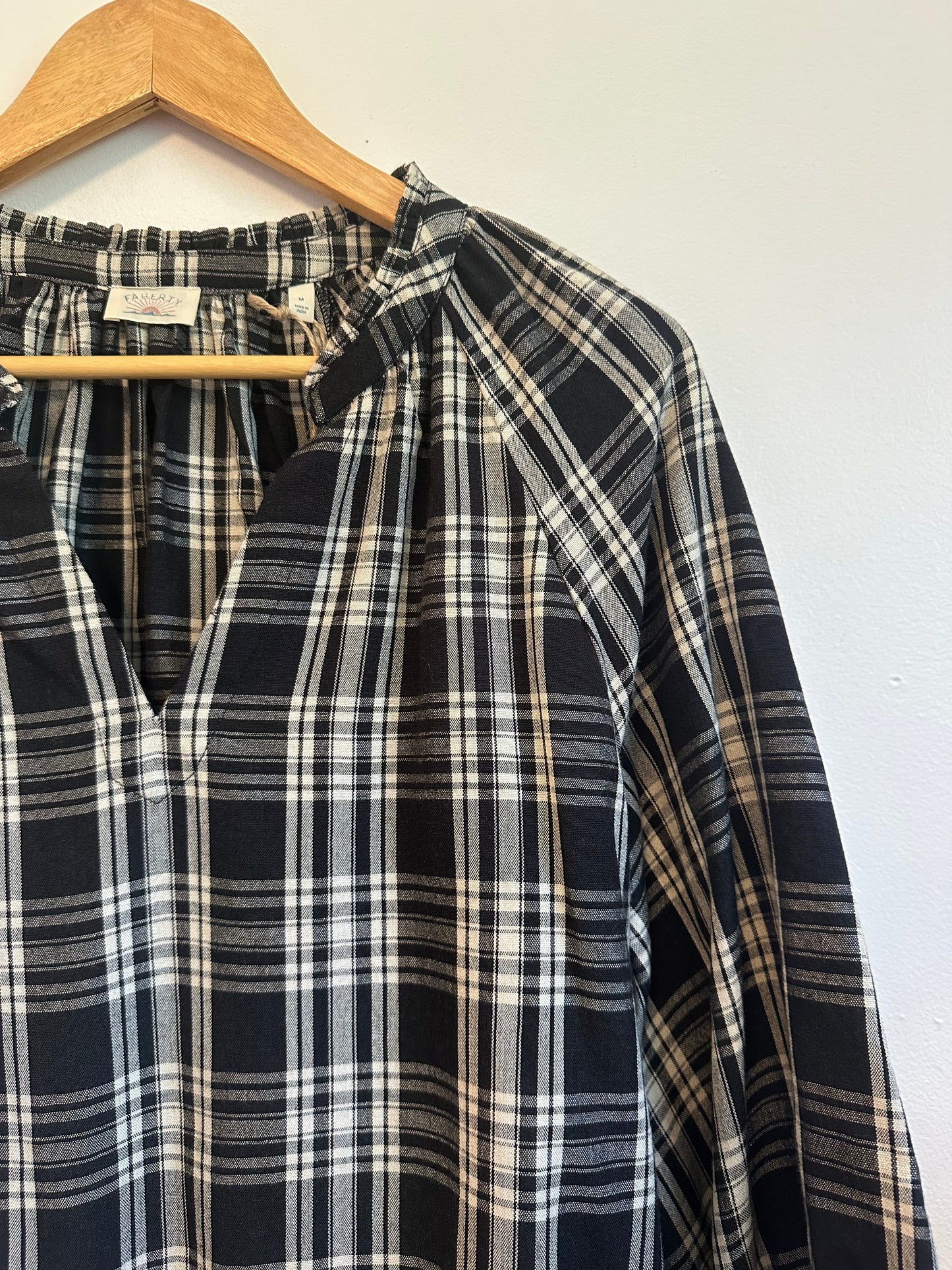 NWT Faherty Portia Black and White Popover Blouse | Size Medium