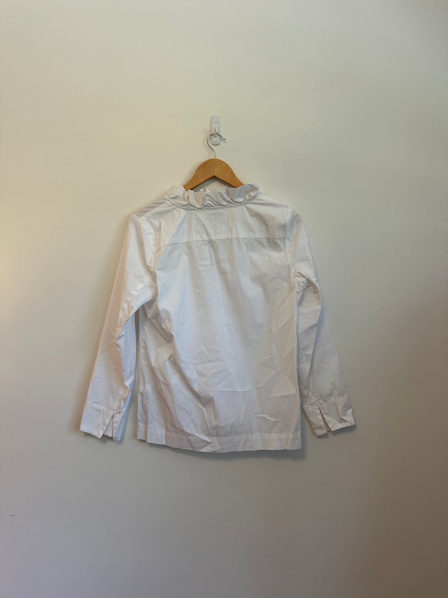 Vineyard Vines Ruffle Collar V-Neck Cotton Poplin Shirt | Size Medium