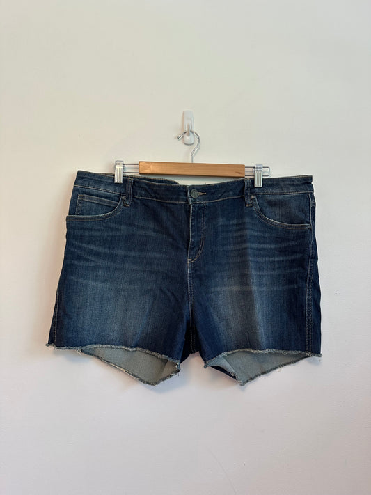 Kut from the Kloth Gidget Fray Jean Shorts in Dark Wash Denim | Size 18