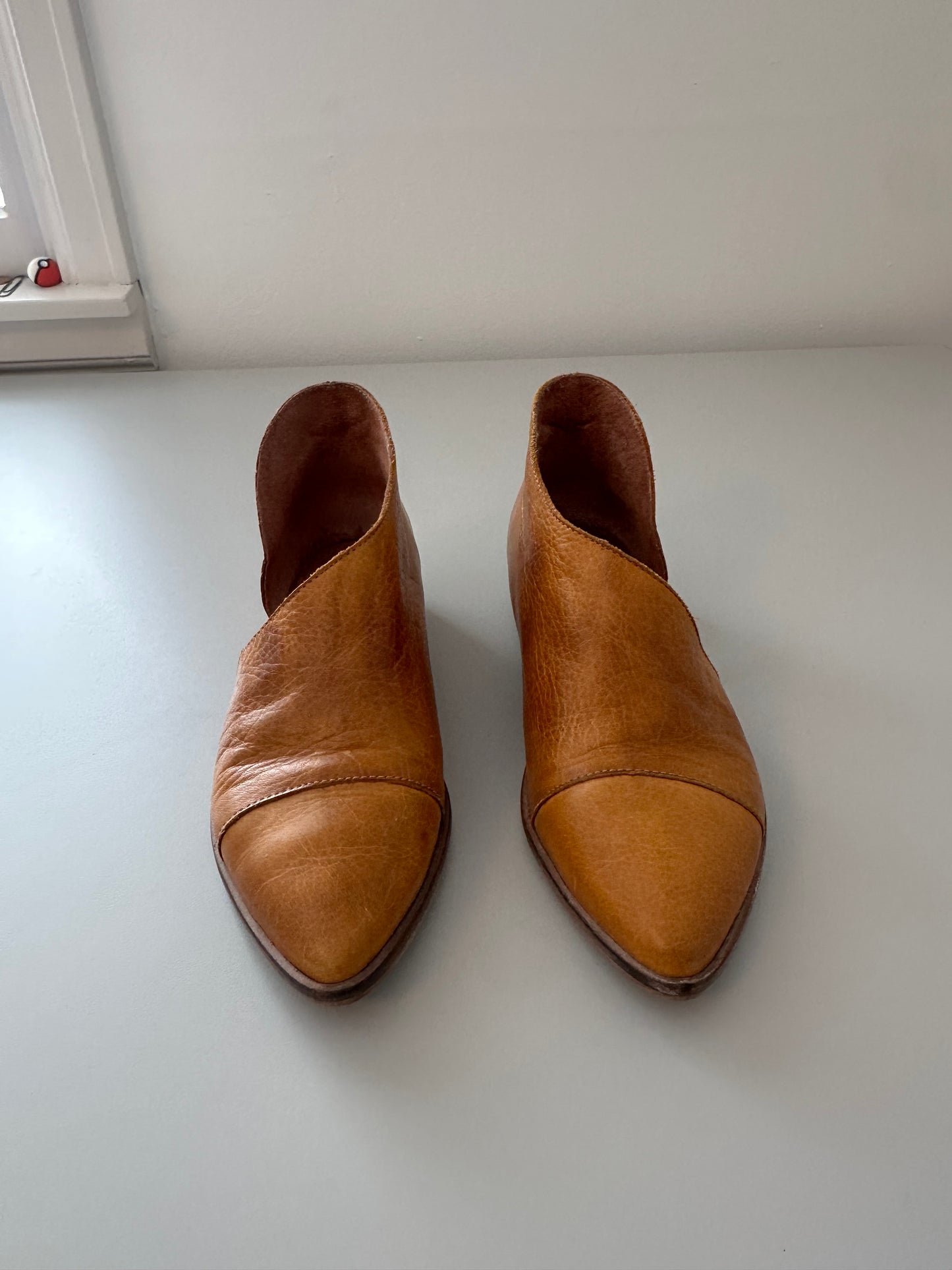 Free People Women's Royale Cutout Flats in Camel Leather | Size 36