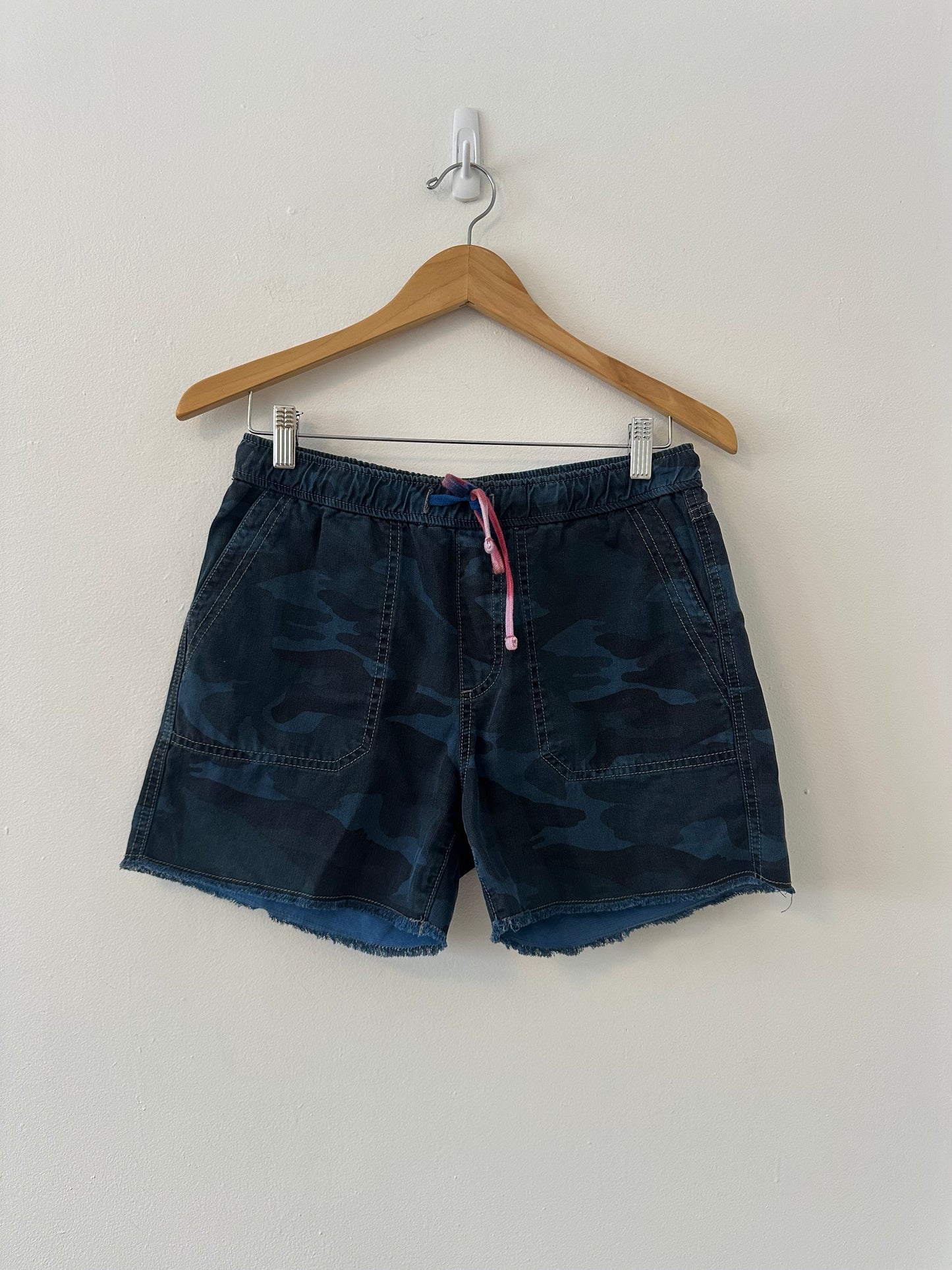 Sundry Camo Cuffed Pull On Shorts in Deep Sea | Size 1 (Small)
