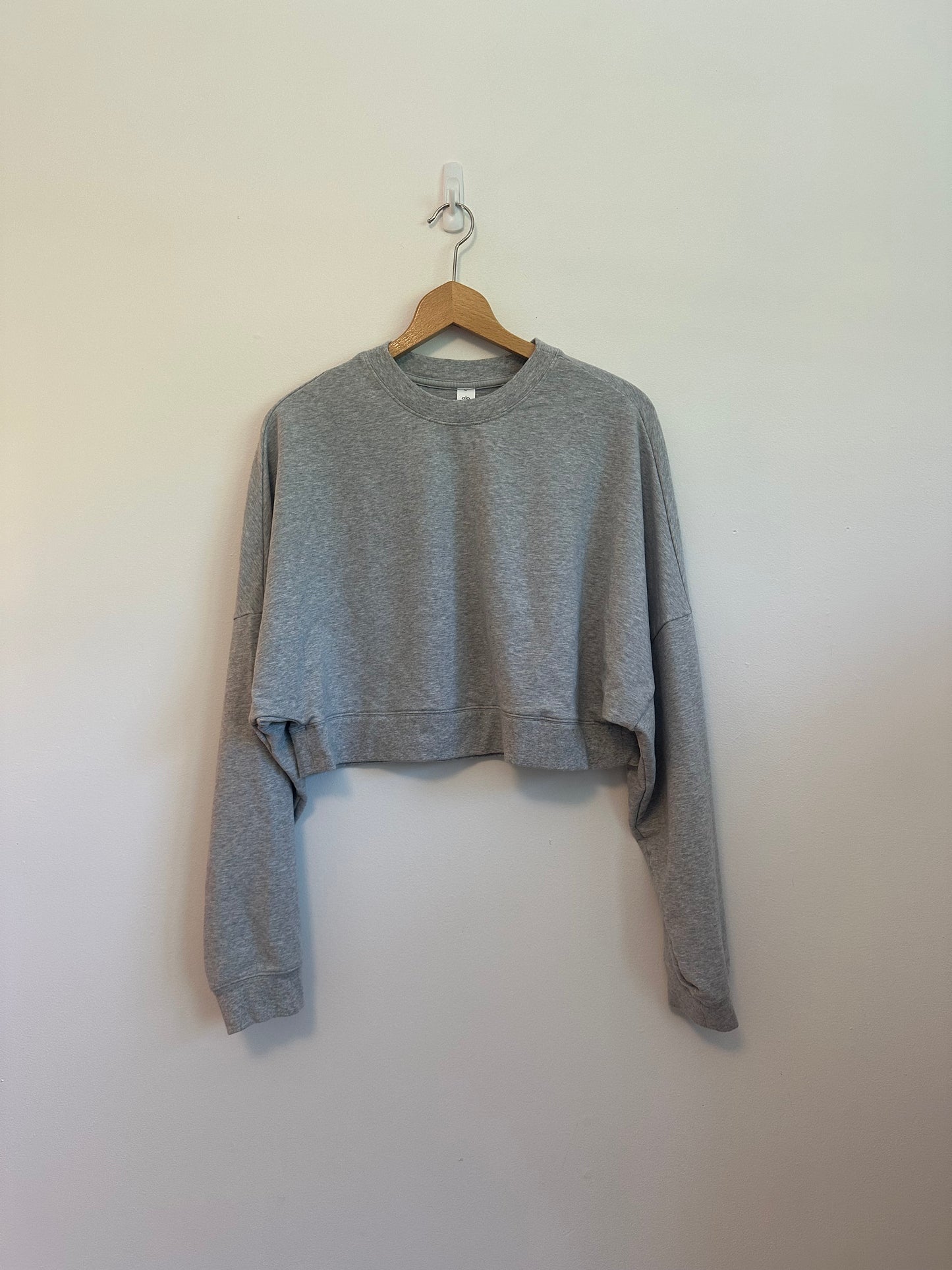 Alo Yoga Cropped Sway Crew Neck Pullover in Athletic Heather Gray | Size Medium