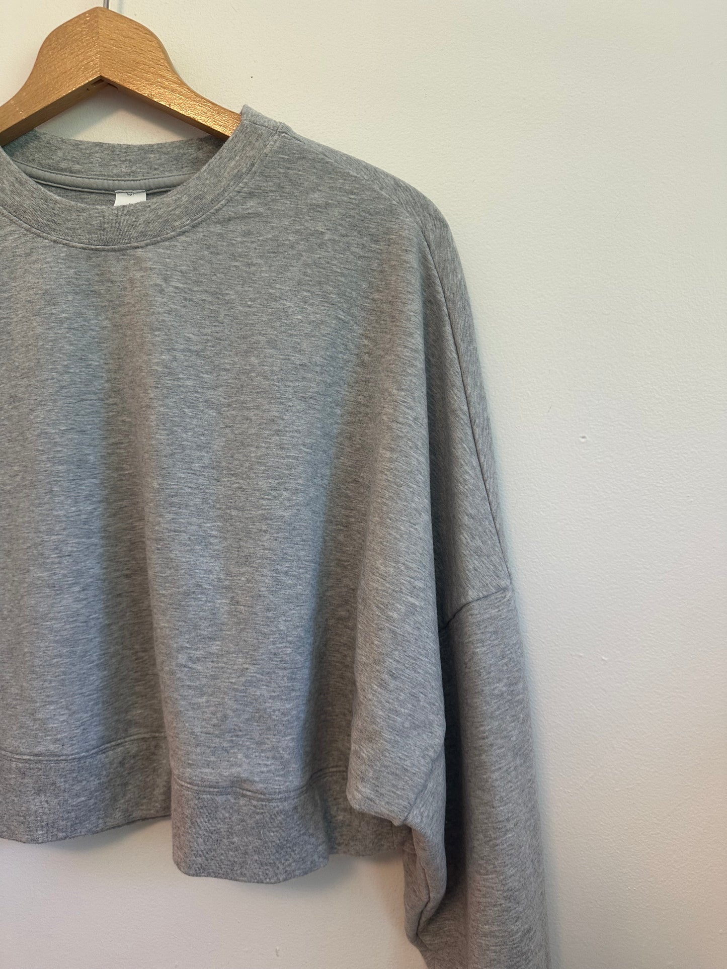 Alo Yoga Cropped Sway Crew Neck Pullover in Athletic Heather Gray | Size Medium