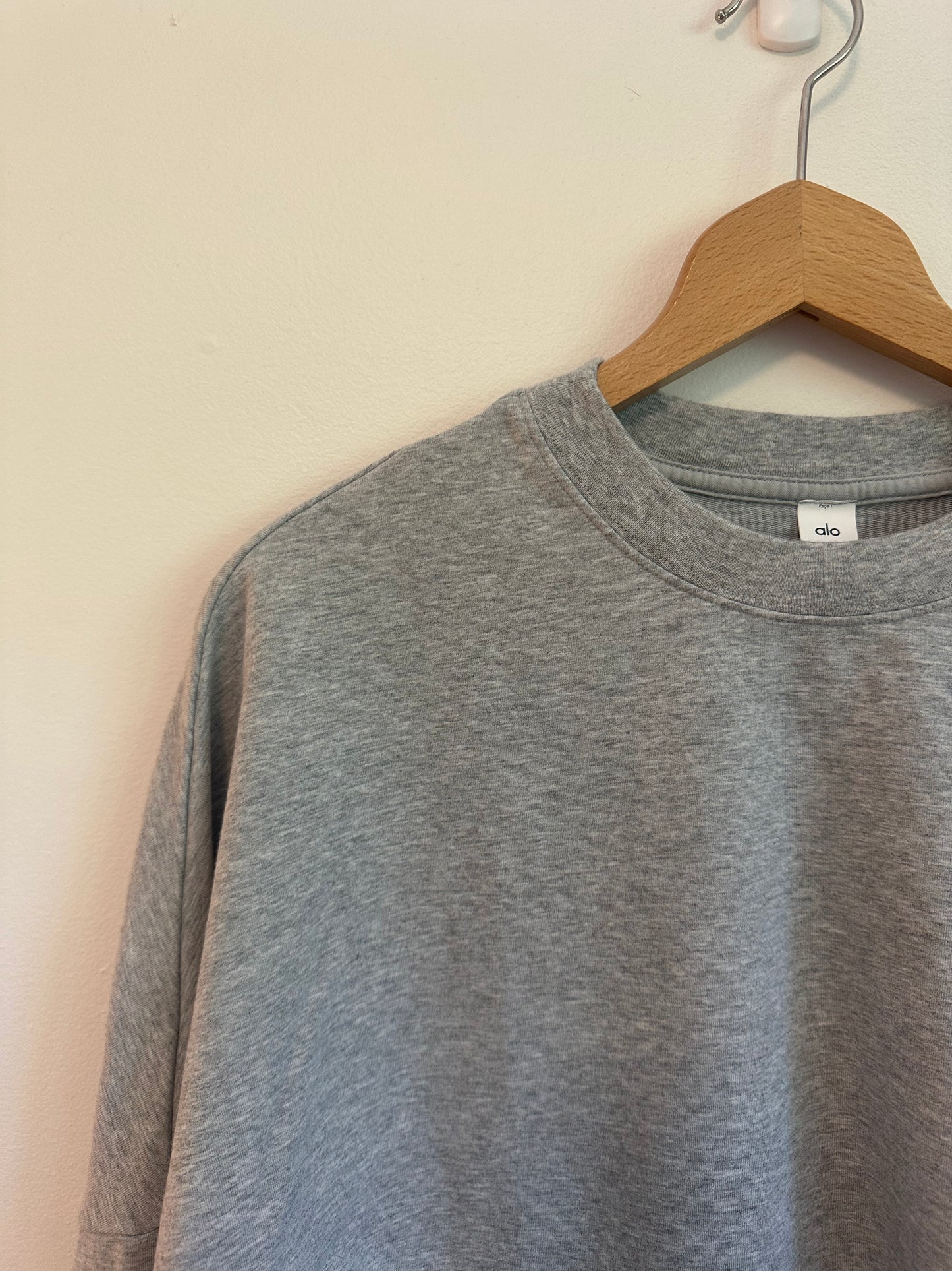 Alo Yoga Cropped Sway Crew Neck Pullover in Athletic Heather Gray | Size Medium