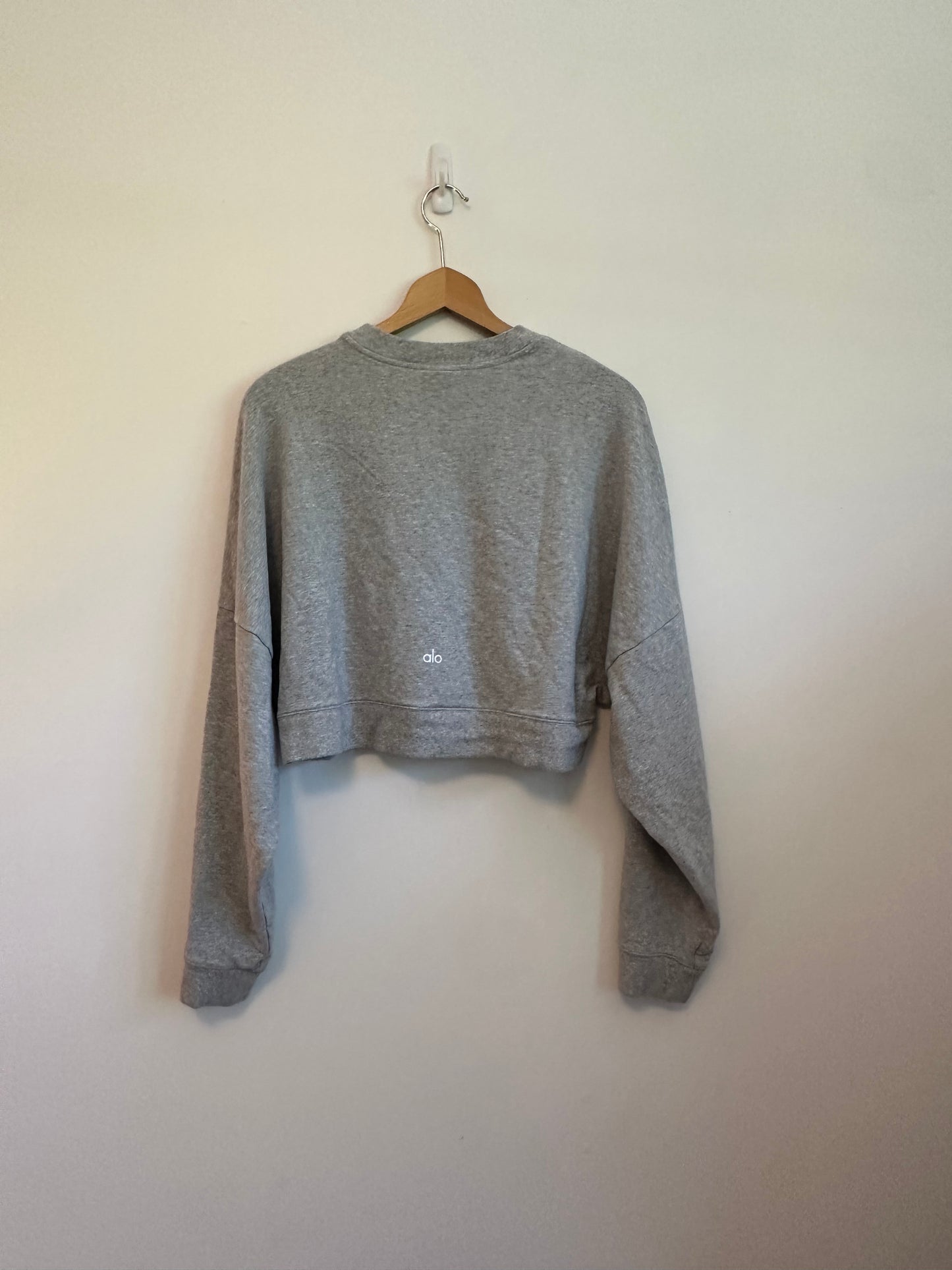 Alo Yoga Cropped Sway Crew Neck Pullover in Athletic Heather Gray | Size Medium