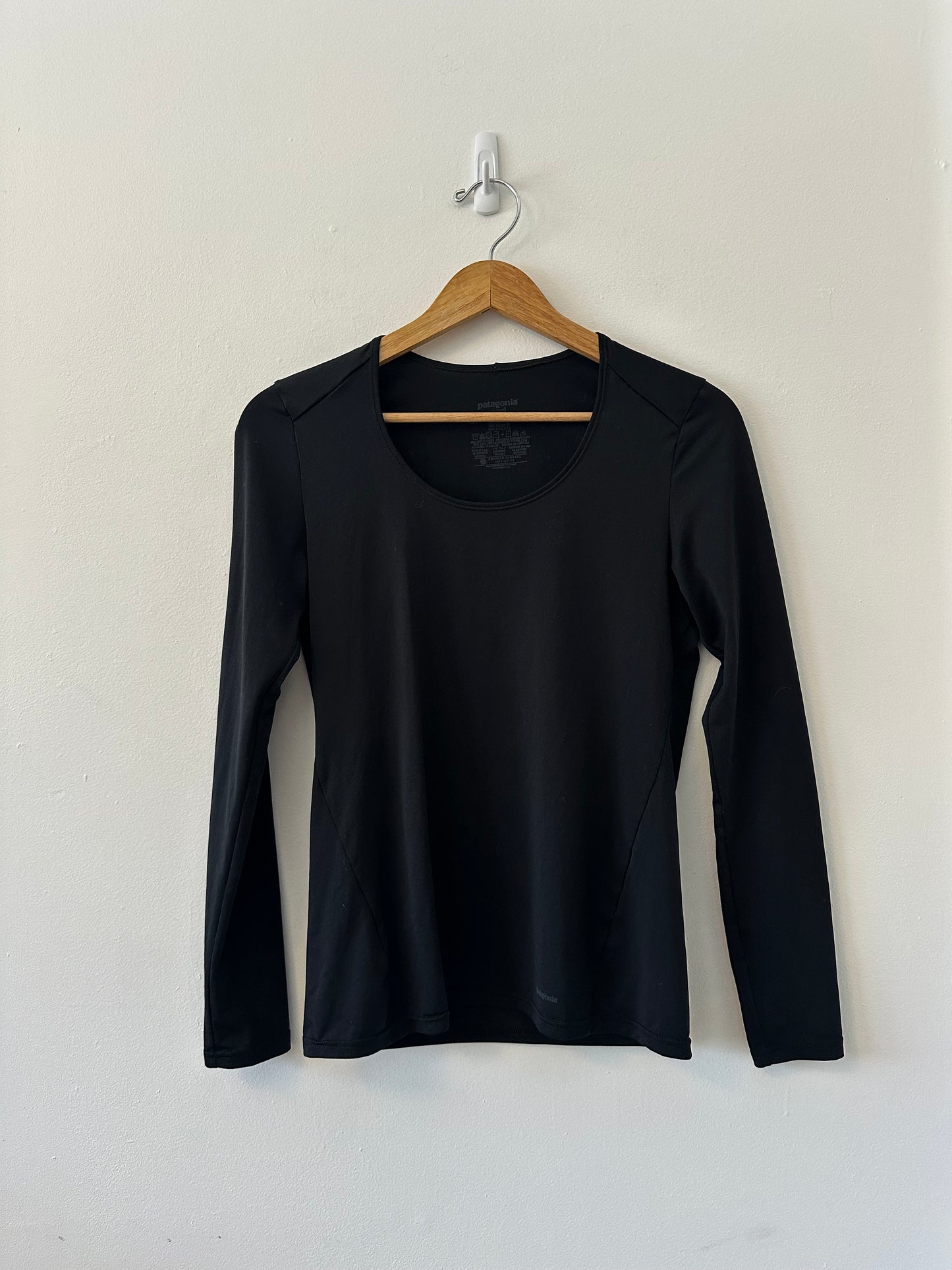 Patagonia Capilene 1 Silkweight Scoop Neck Shirt in Black | Size Medium