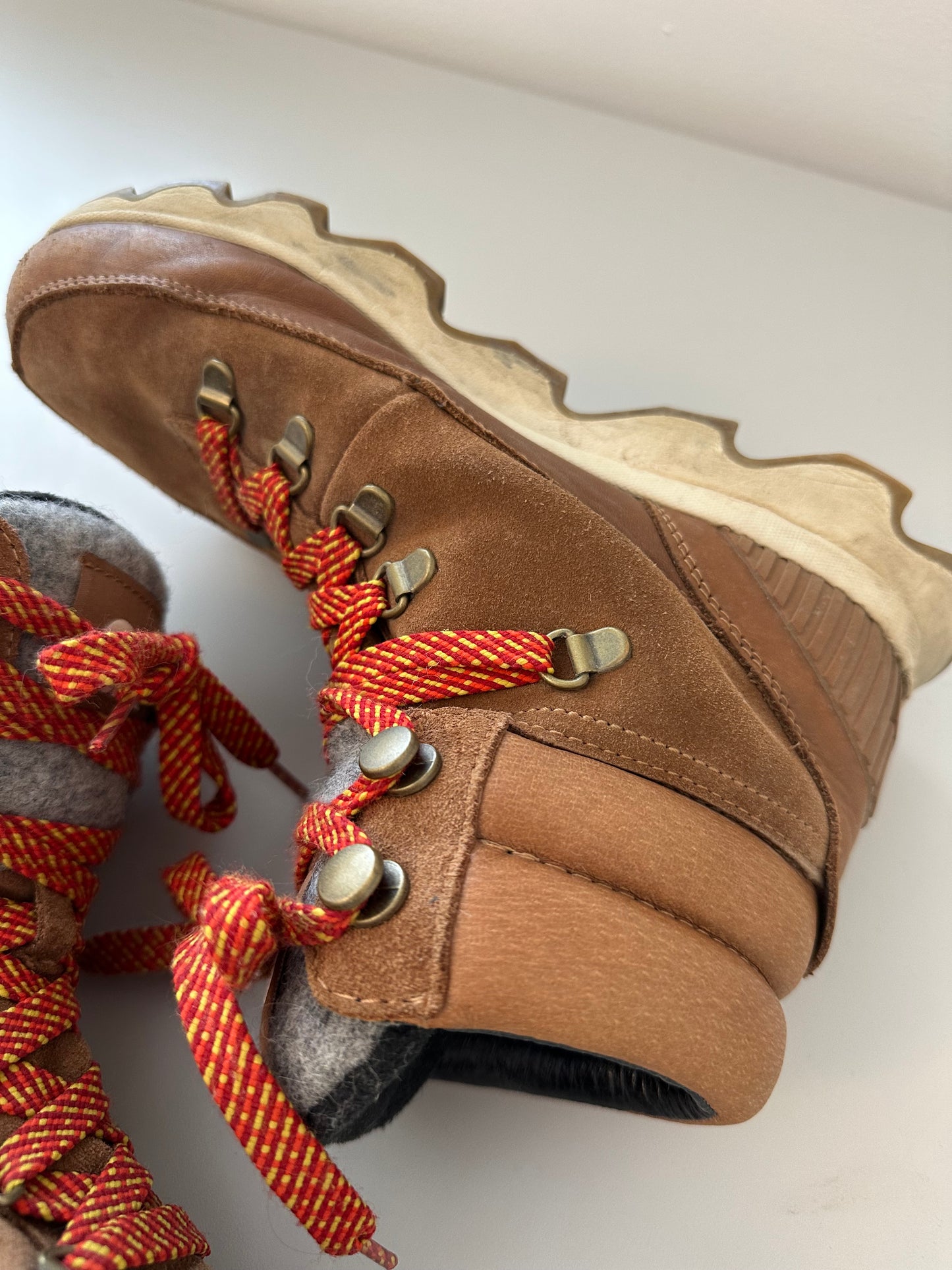 Sorel Kinetic Conquest Mixed Leather Hiker Boots | Size 8