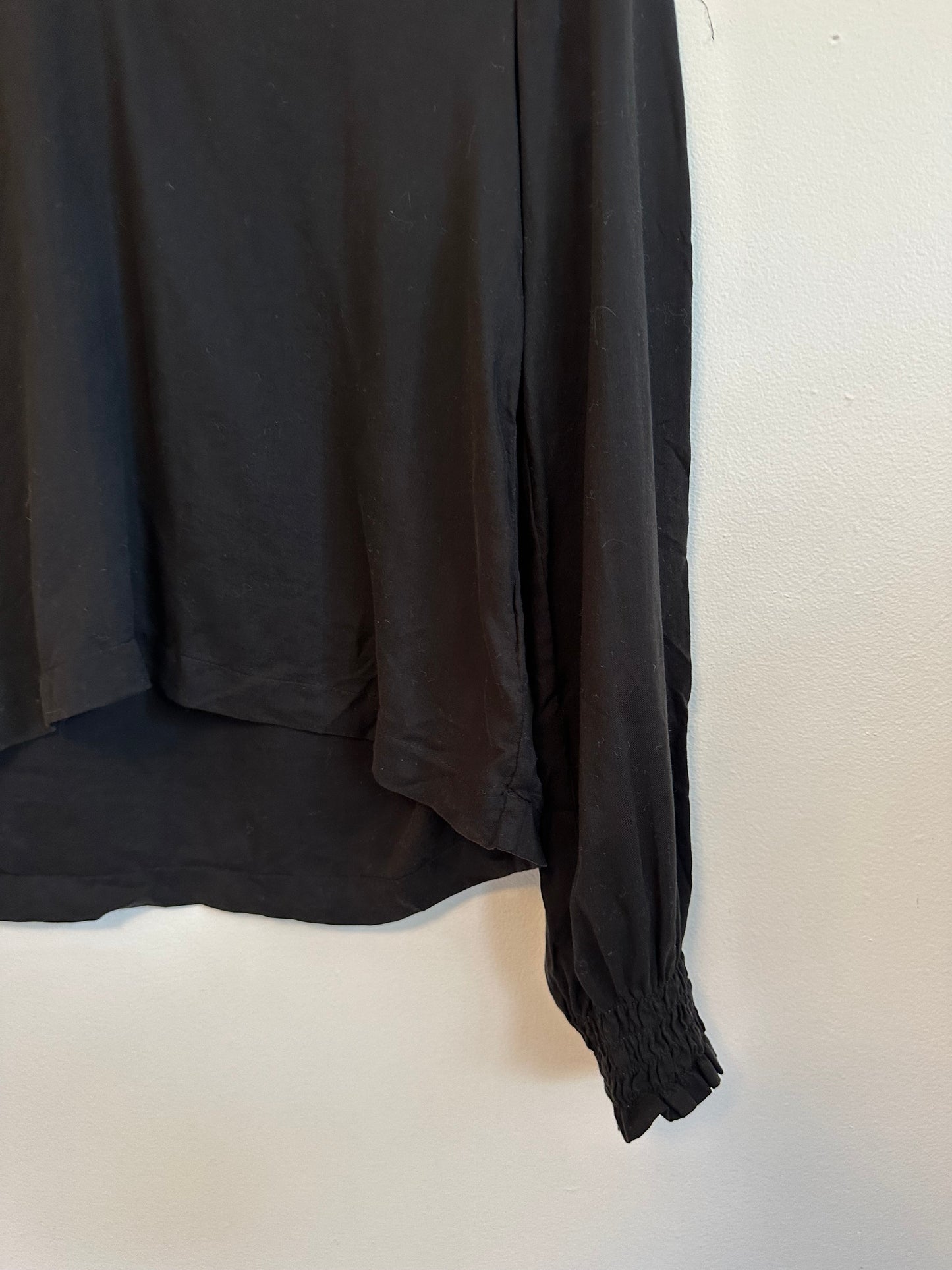 Bella Dahl Smocked Yoke Blouse in Black | Size XS