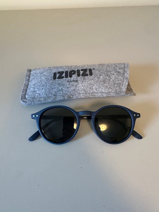Izipizi Paris Sun #D Round Sunglasses in Navy Blue Matte Frame with Pouch