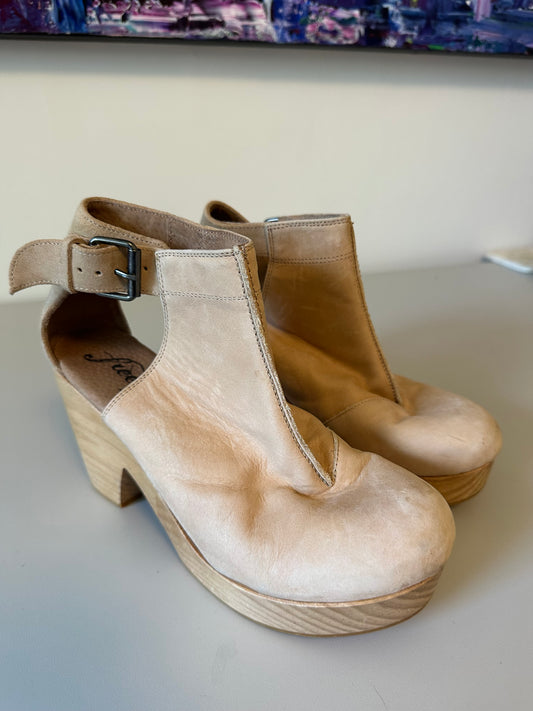 Free People Amber Orchard Clogs in Sand Leather | Size 37 (US 6.5)