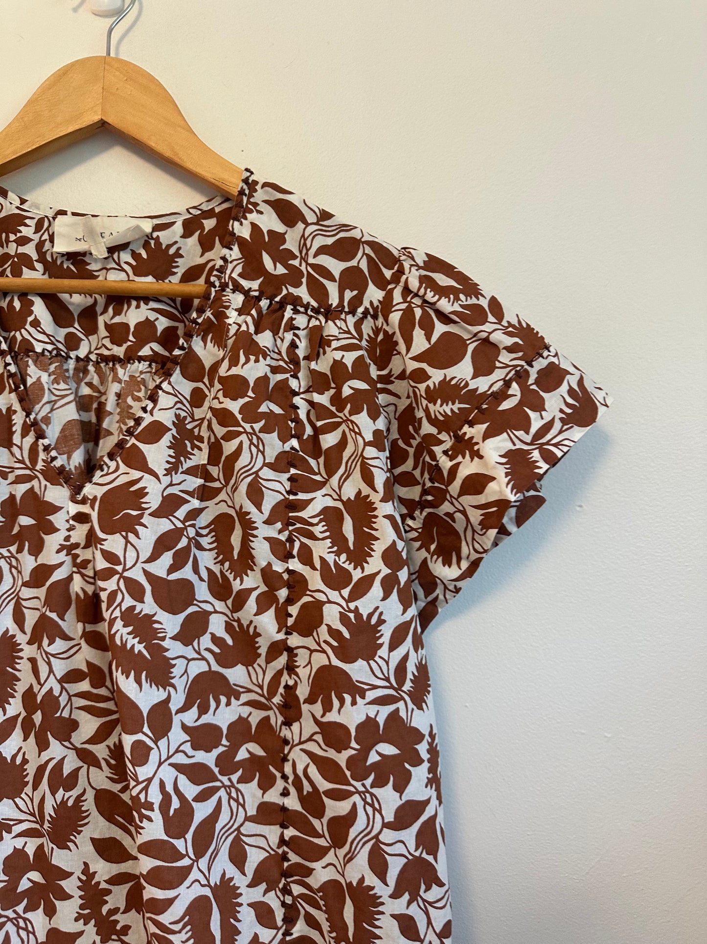 The Great. Flutter Sleeve Blouse in Brown and Ivory Floral | Size 1 (Small)
