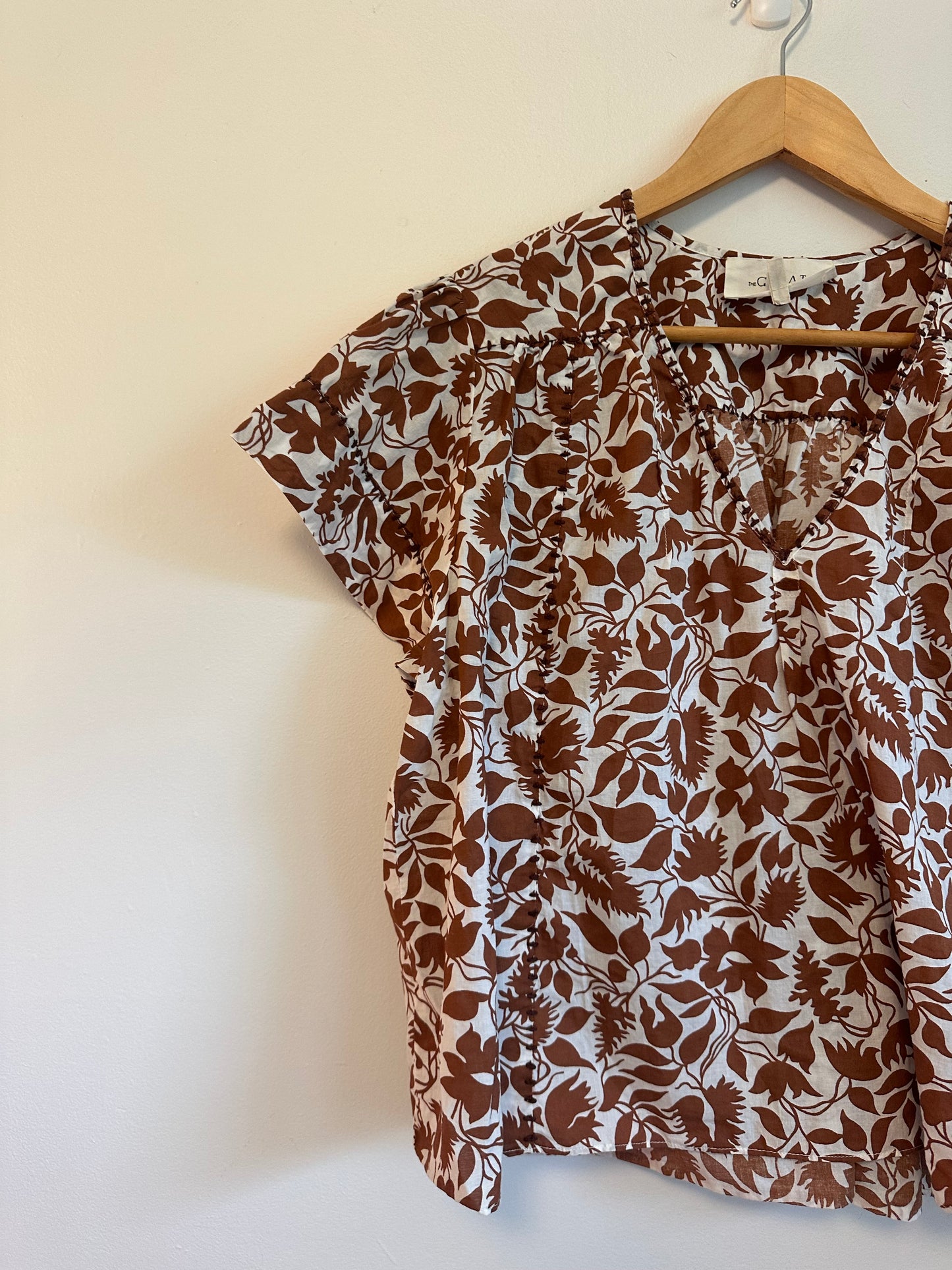 The Great. Flutter Sleeve Blouse in Brown and Ivory Floral | Size 1 (Small)
