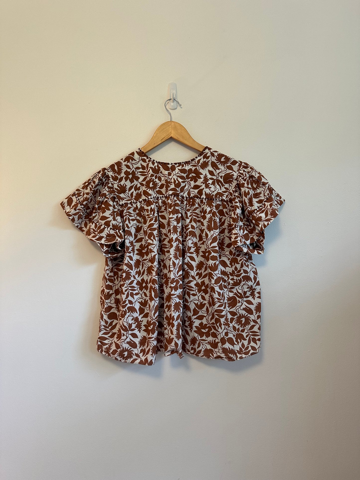 The Great. Flutter Sleeve Blouse in Brown and Ivory Floral | Size 1 (Small)