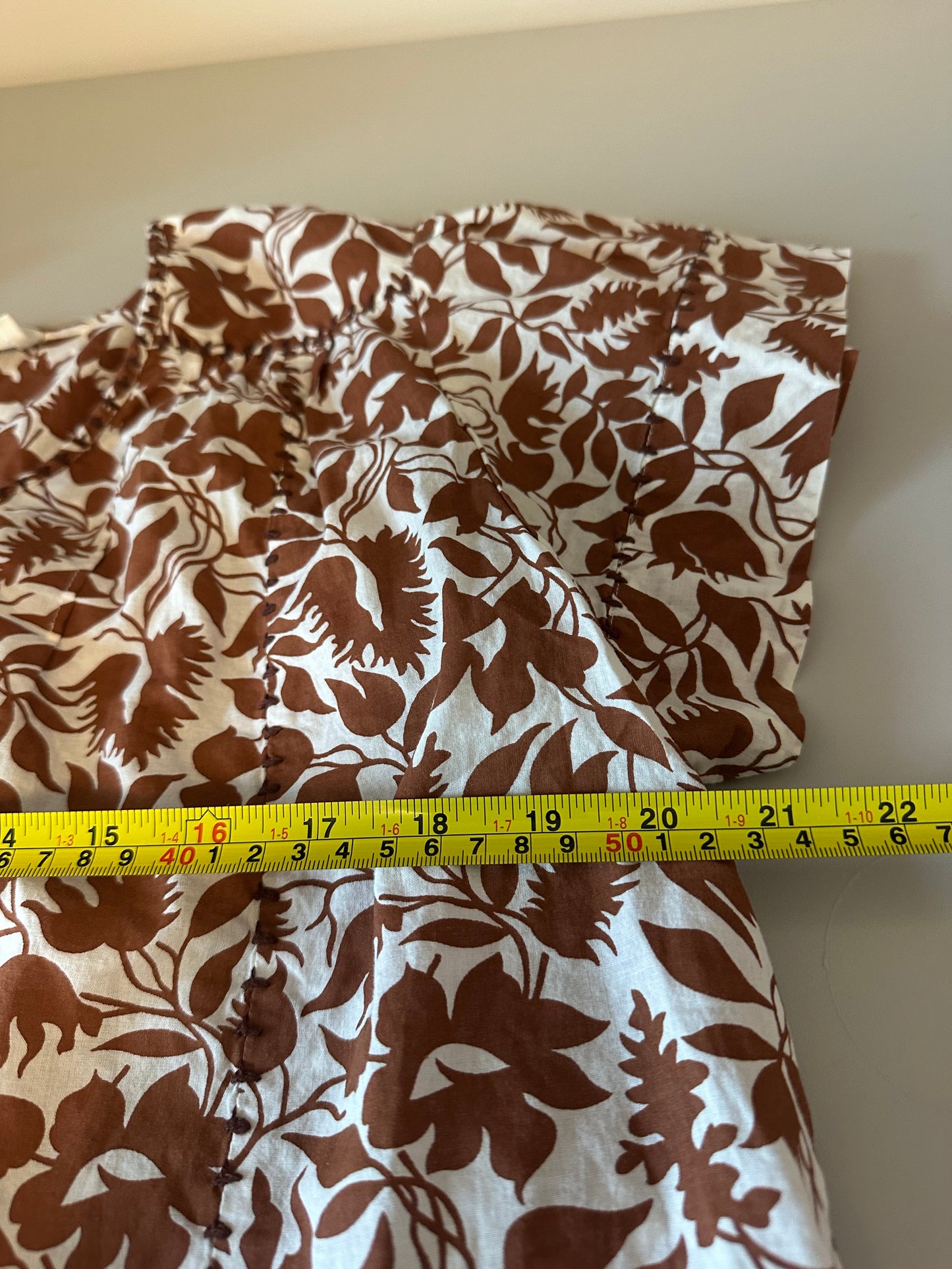 The Great. Flutter Sleeve Blouse in Brown and Ivory Floral | Size 1 (Small)