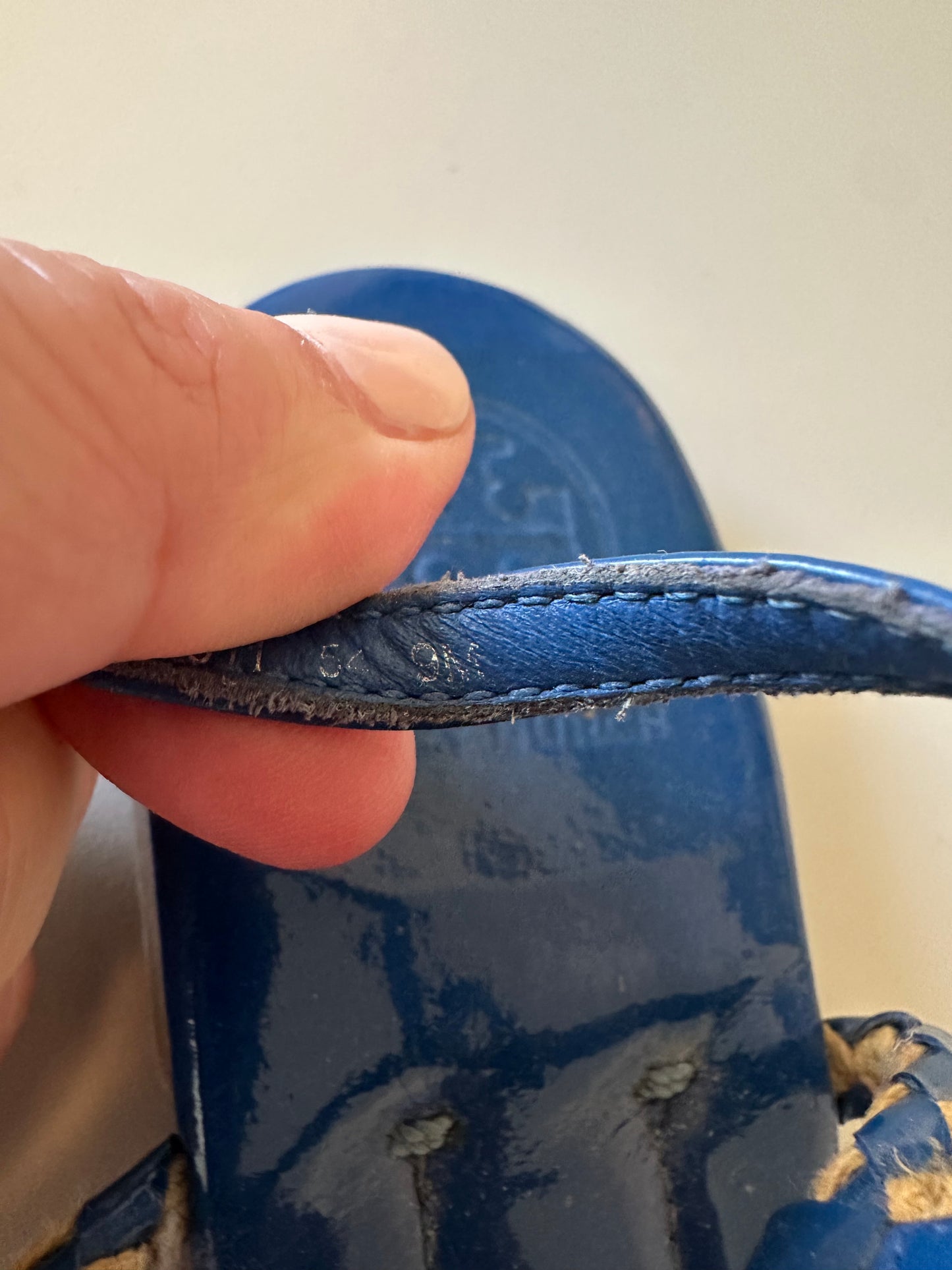 Tory Burch Aine Flat Thong Sandals in Blue Patent Leather | Size 9