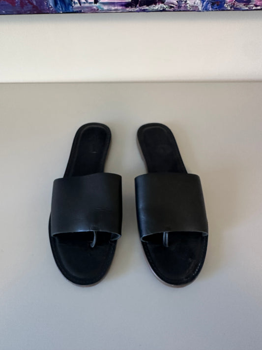 The Boardwalk Post Slide Sandal in True Black | Size 9