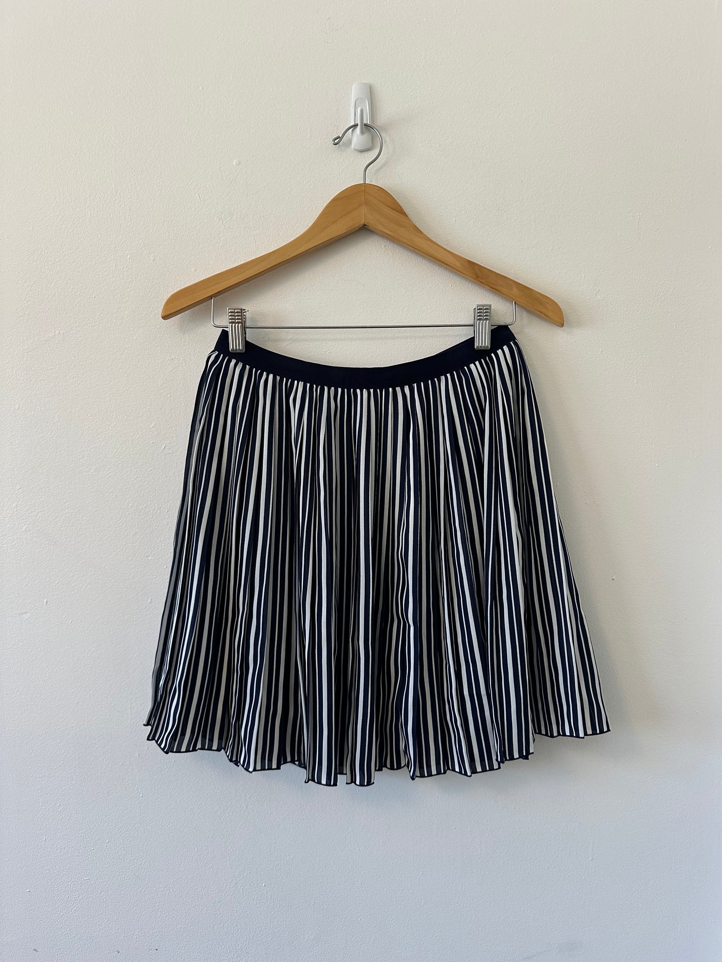 Uniqlo Electric Pleated Pull On Navy and White Striped Mini Skirt | Size Medium