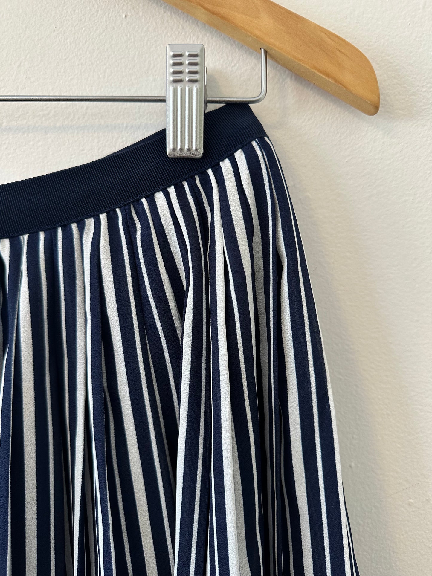 Uniqlo Electric Pleated Pull On Navy and White Striped Mini Skirt | Size Medium
