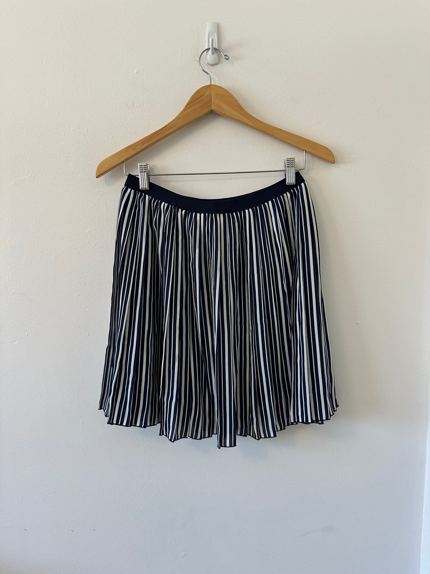 Uniqlo Electric Pleated Pull On Navy and White Striped Mini Skirt | Size Medium