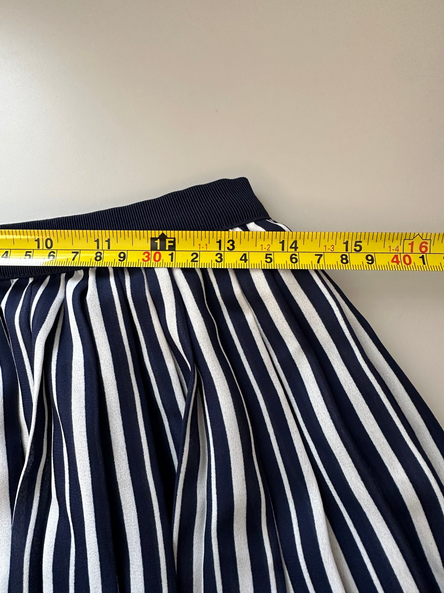 Uniqlo Electric Pleated Pull On Navy and White Striped Mini Skirt | Size Medium