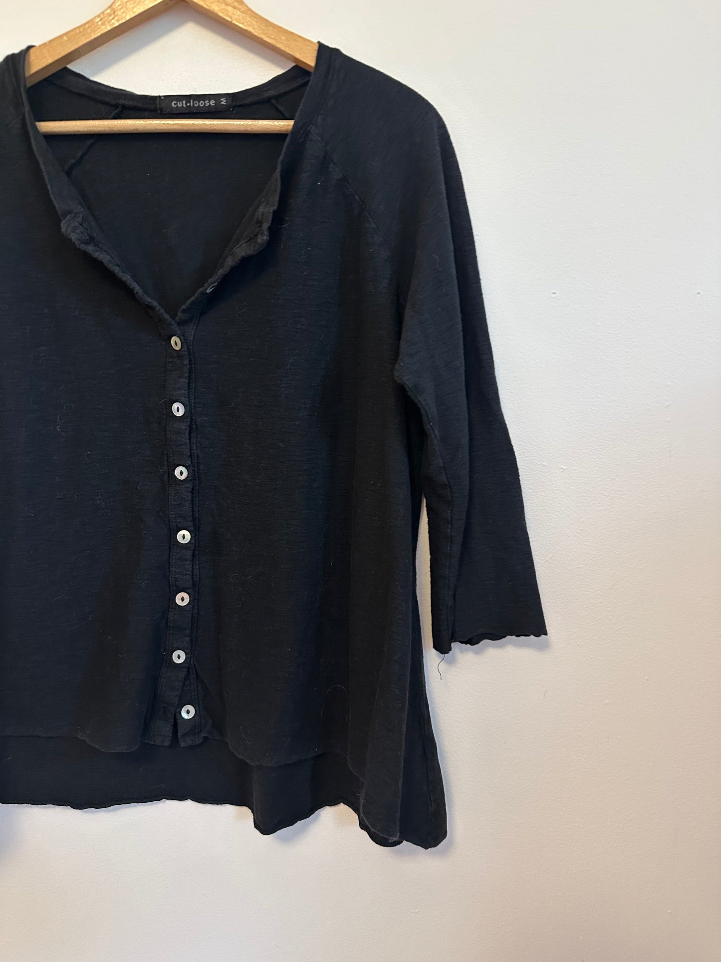 Cut Loose Button Front 3/4 Sleeve Black Shirt | Size Medium