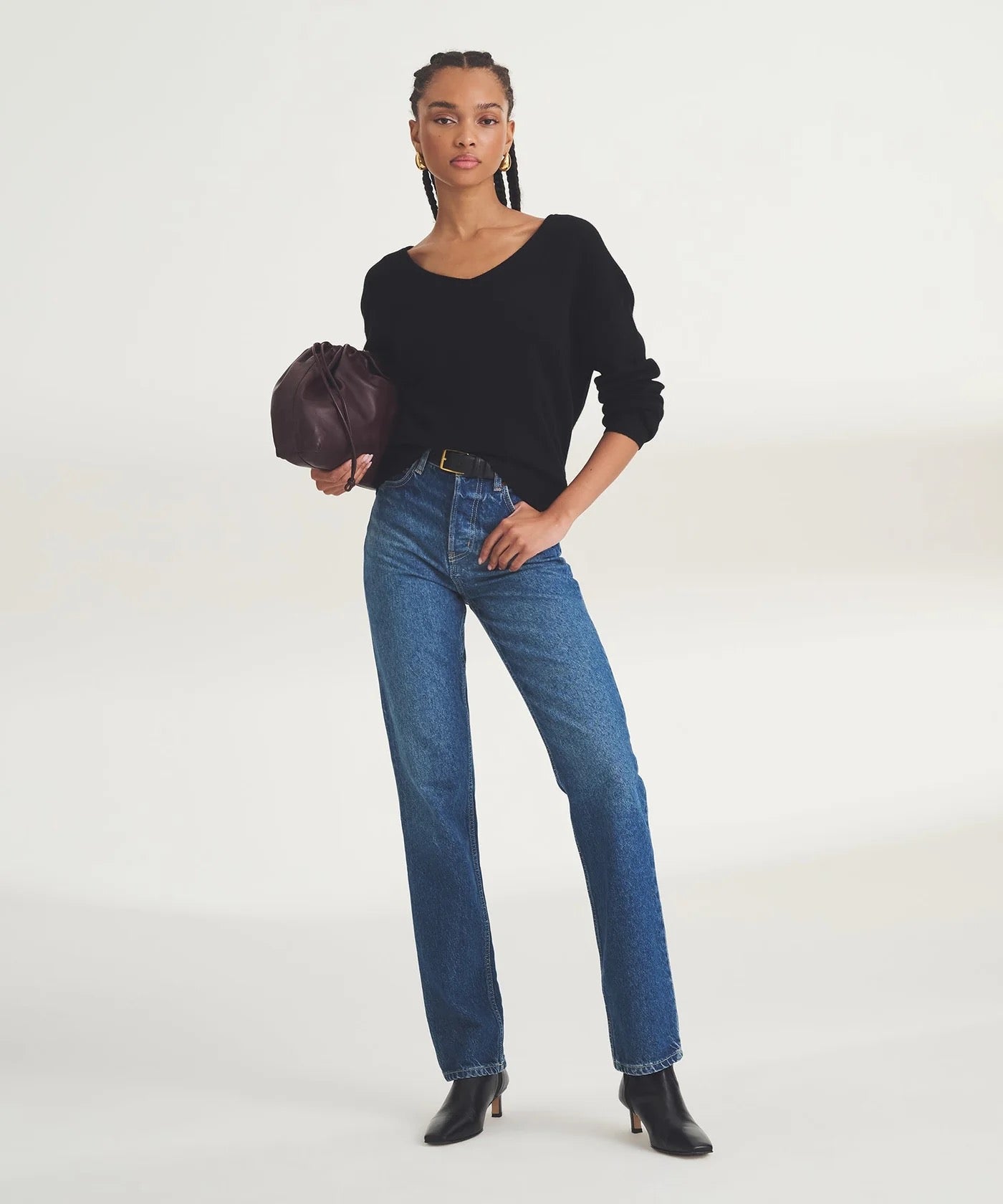 Nadaam Lightweight Cashmere V-Neck Sweater in Black | Size Medium