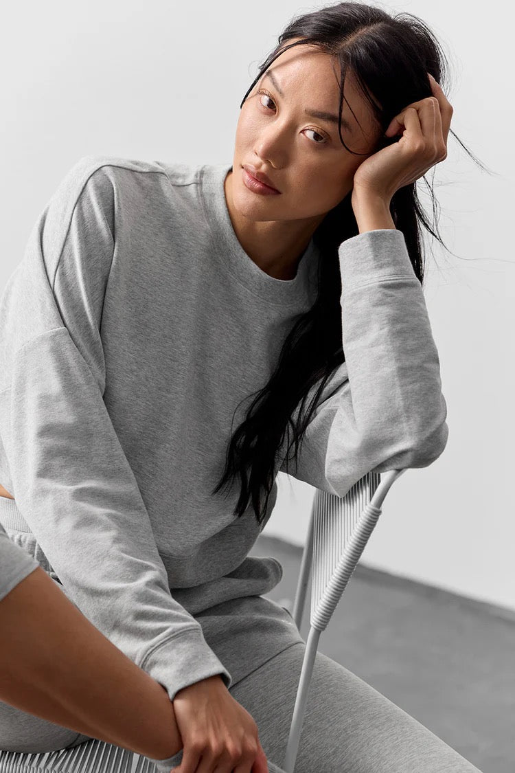Alo Yoga Cropped Sway Crew Neck Pullover in Athletic Heather Gray | Size Medium
