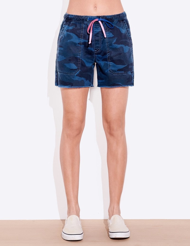 Sundry Camo Cuffed Pull On Shorts in Deep Sea | Size 1 (Small)