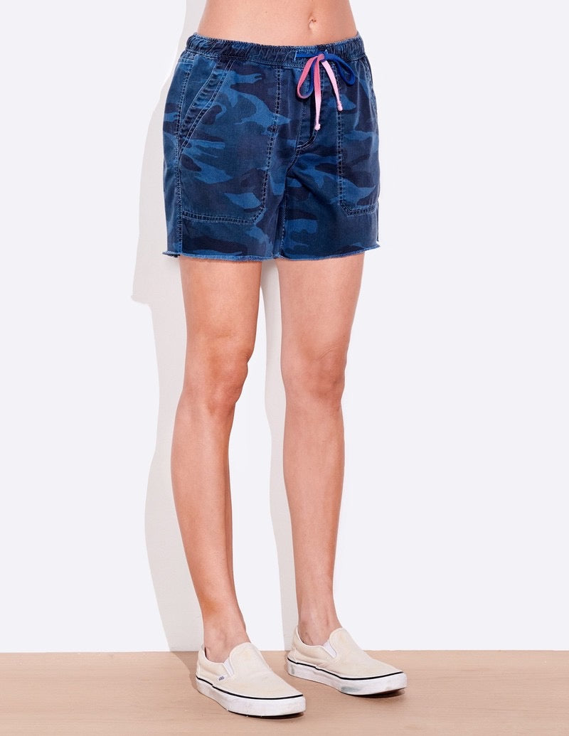 Sundry Camo Cuffed Pull On Shorts in Deep Sea | Size 1 (Small)