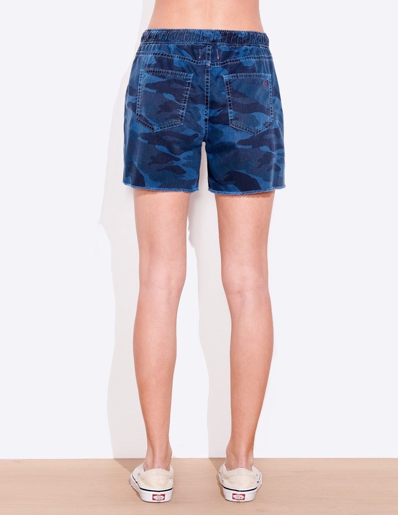 Sundry Camo Cuffed Pull On Shorts in Deep Sea | Size 1 (Small)